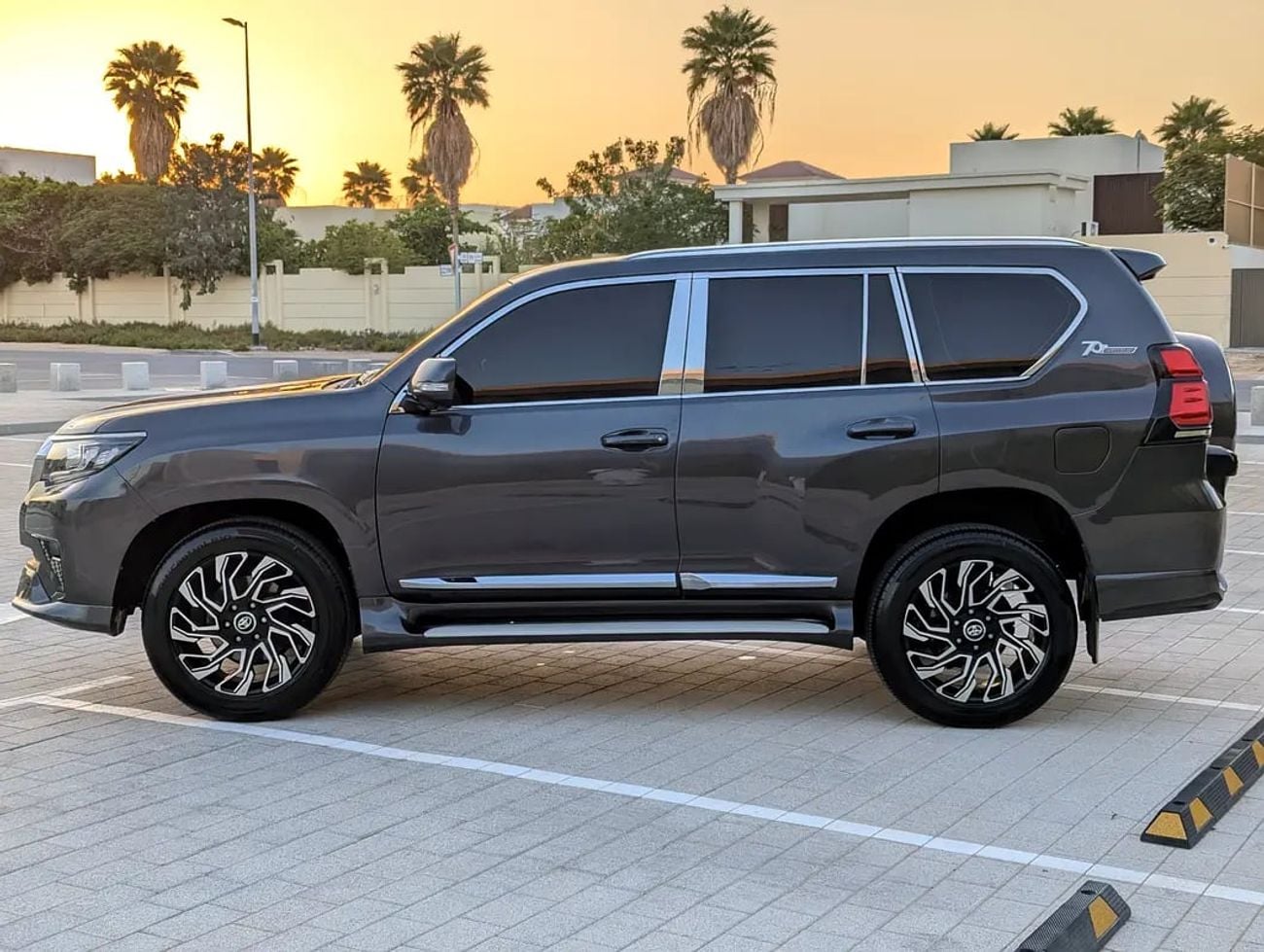 Toyota Prado TX-L Facelifted With Interior And Exterior TXL GCC Specs In excellent Condition