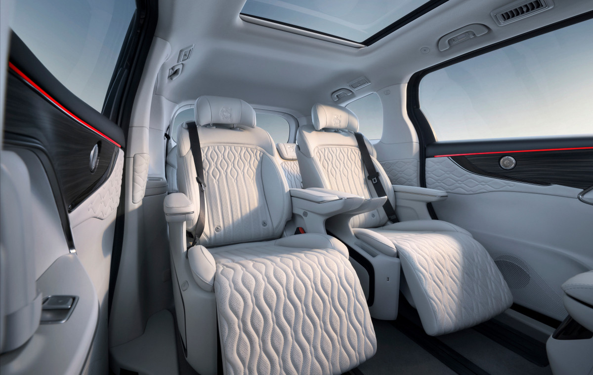 Forthing V9 interior - Seats