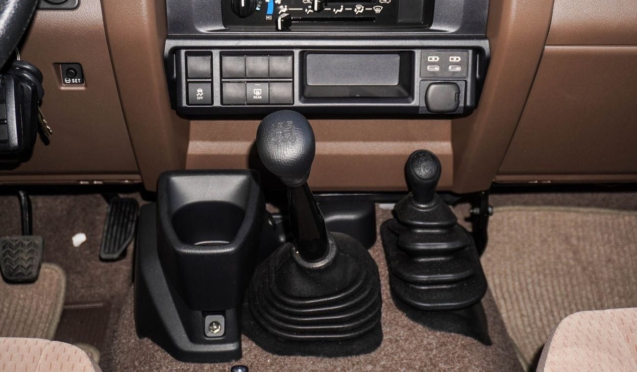 Toyota Land Cruiser 70 4.0L V6 M/T