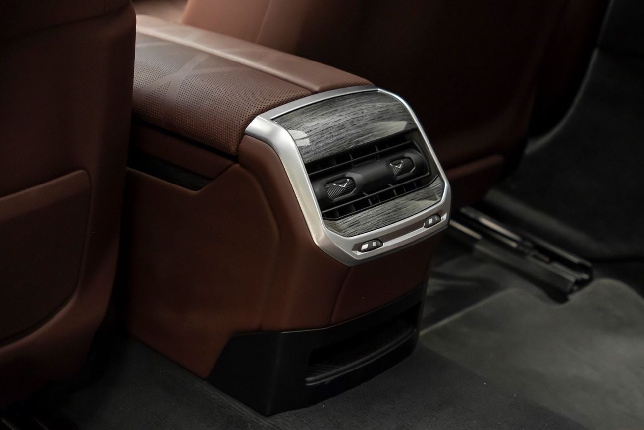 بي أم دبليو 740i LUXURY PURE EXCELLENCE