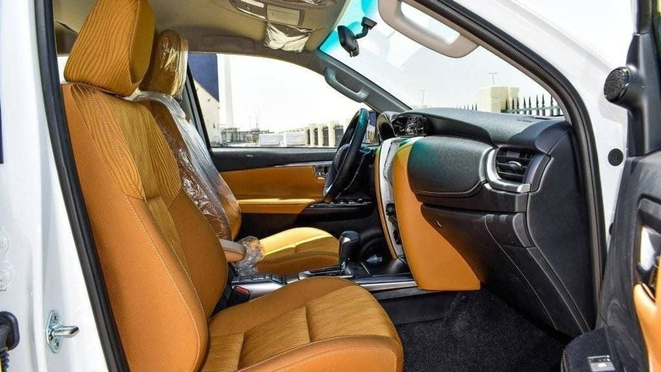تويوتا فورتونر 2025 Toyota Fortuner 4.0L Petrol AT (White-Beige)