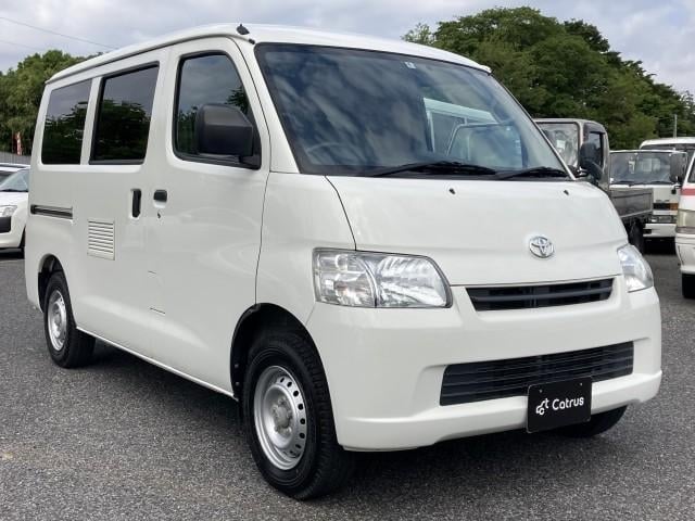 Toyota Lite-Ace exterior - Front Right Angled