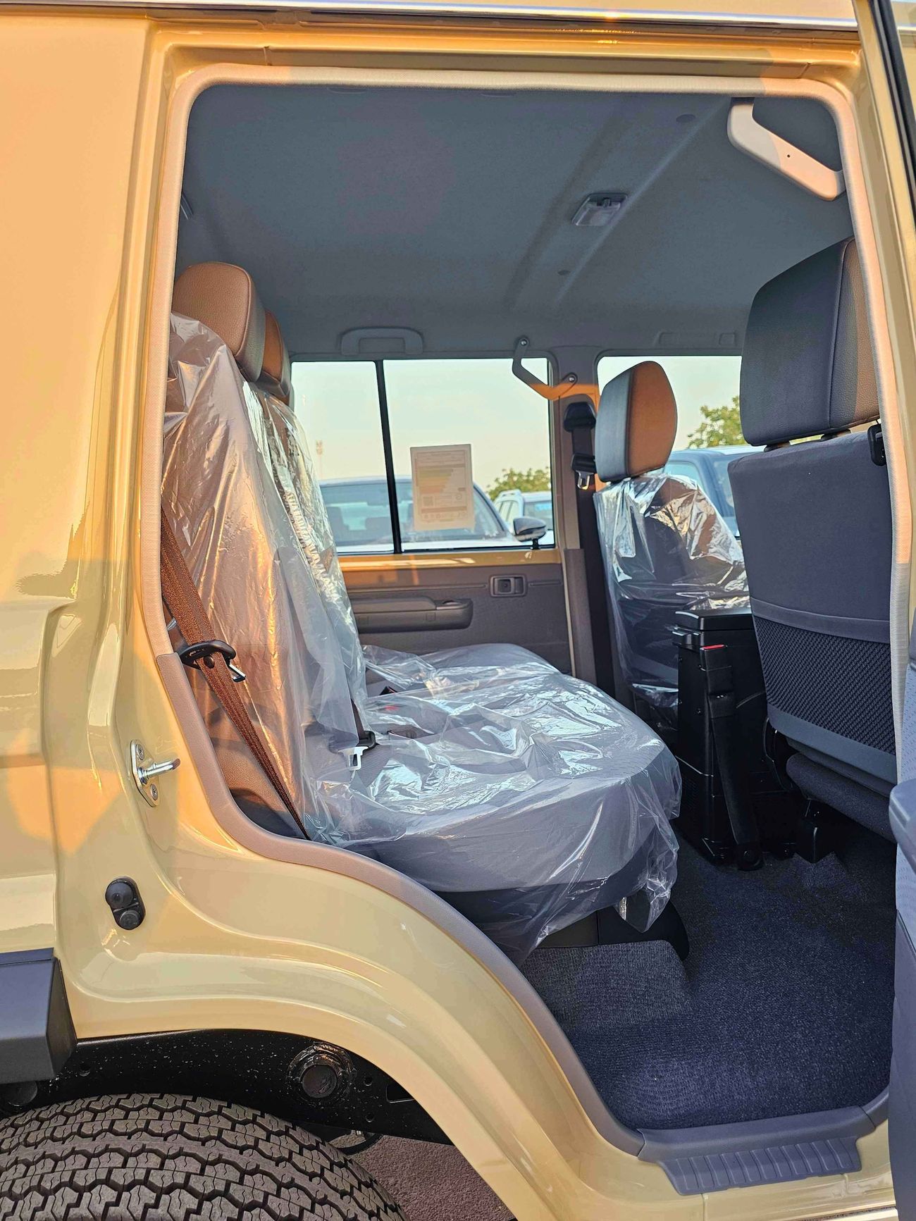 تويوتا لاند كروزر 70 LC76 / STD-HIGH OPTION / 4.0L PETROL V6 / M/T / WOOD / STEERING / WINCH SNORKEL (CODE # LC76)