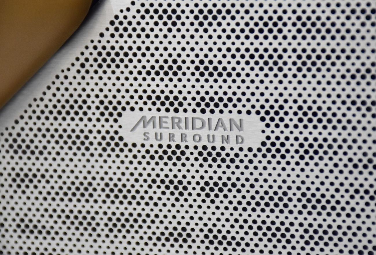 لاند روفر رينج روفر فيلار EXCELLENT DEAL for our Land Rover Range Rover Velar P300 HSE R-Dynamic ( 2018 Model ) in White Color