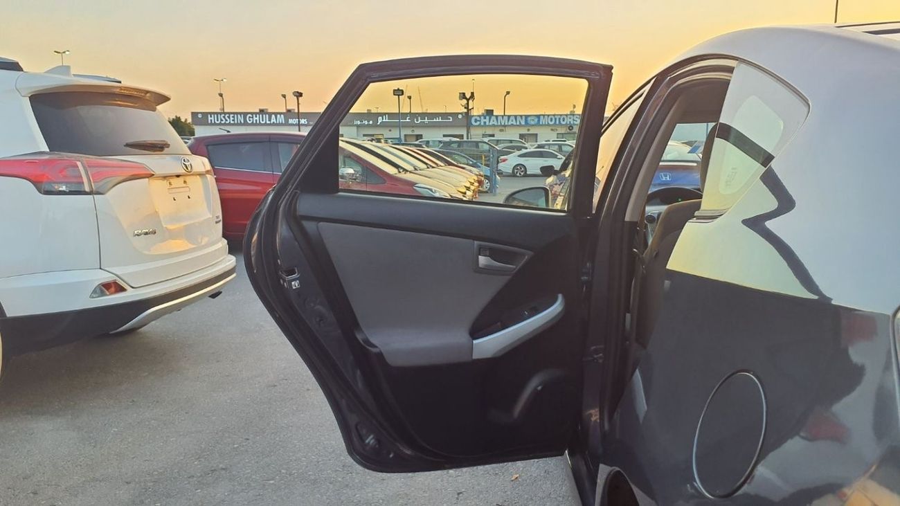 تويوتا برياس Prius PLUG IN  Fresh Import 2013 Model