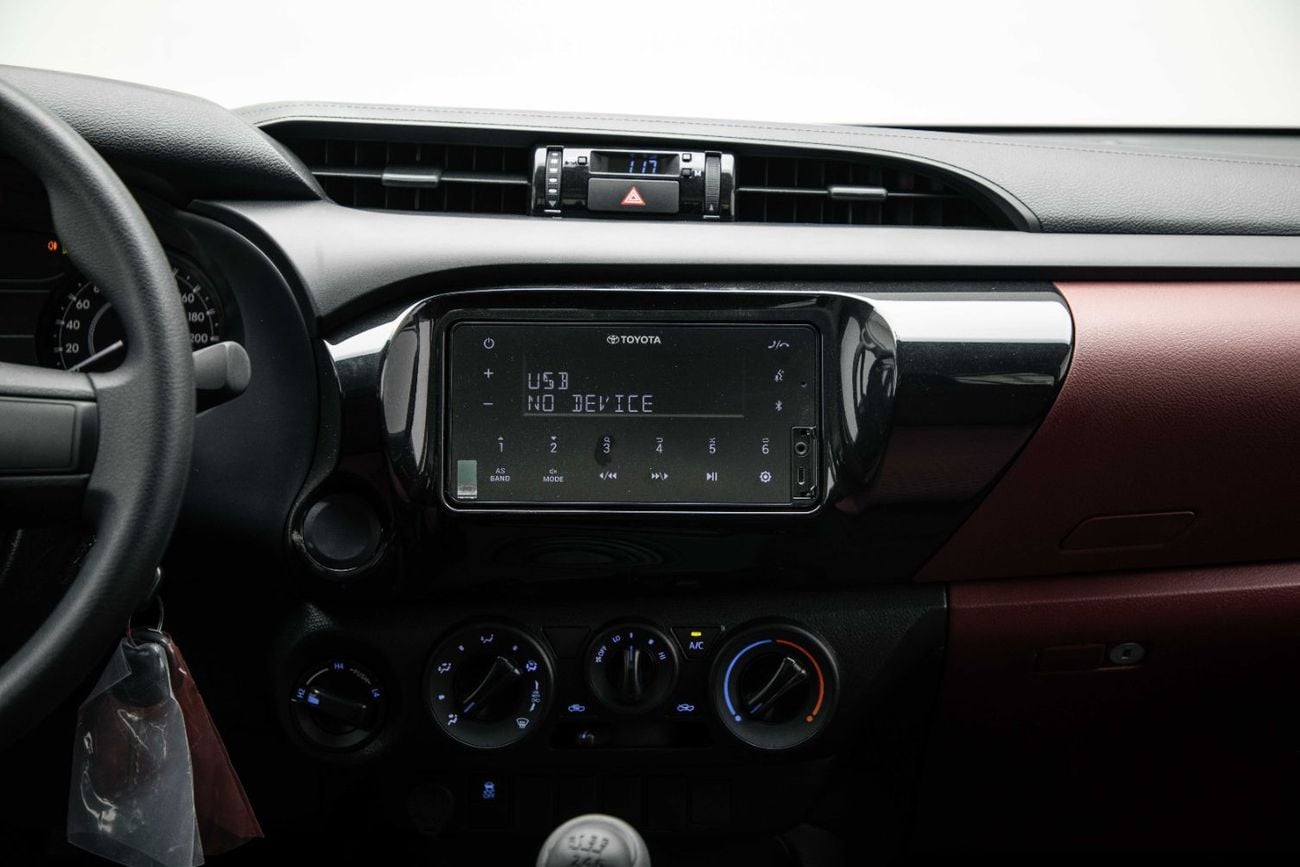 تويوتا هيلوكس DLX 2.4L - Super White Inside Maroon | Export Only