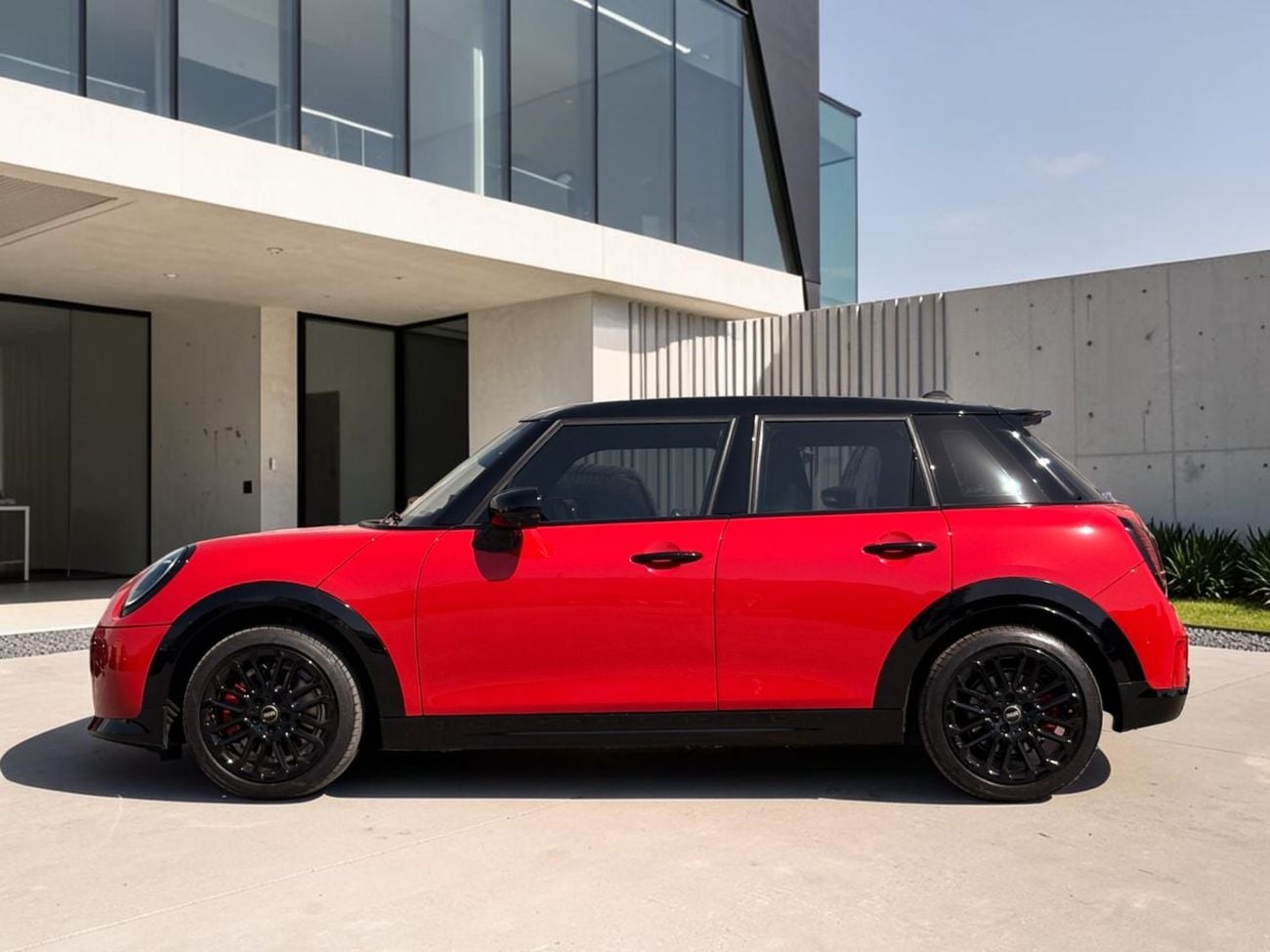 Mini Cooper S AED 2,160 P.M | 0% DP | MINI COOPER S BLACK EDITION | AGENCY WARRANTY | FULL SERVICE HISTORY