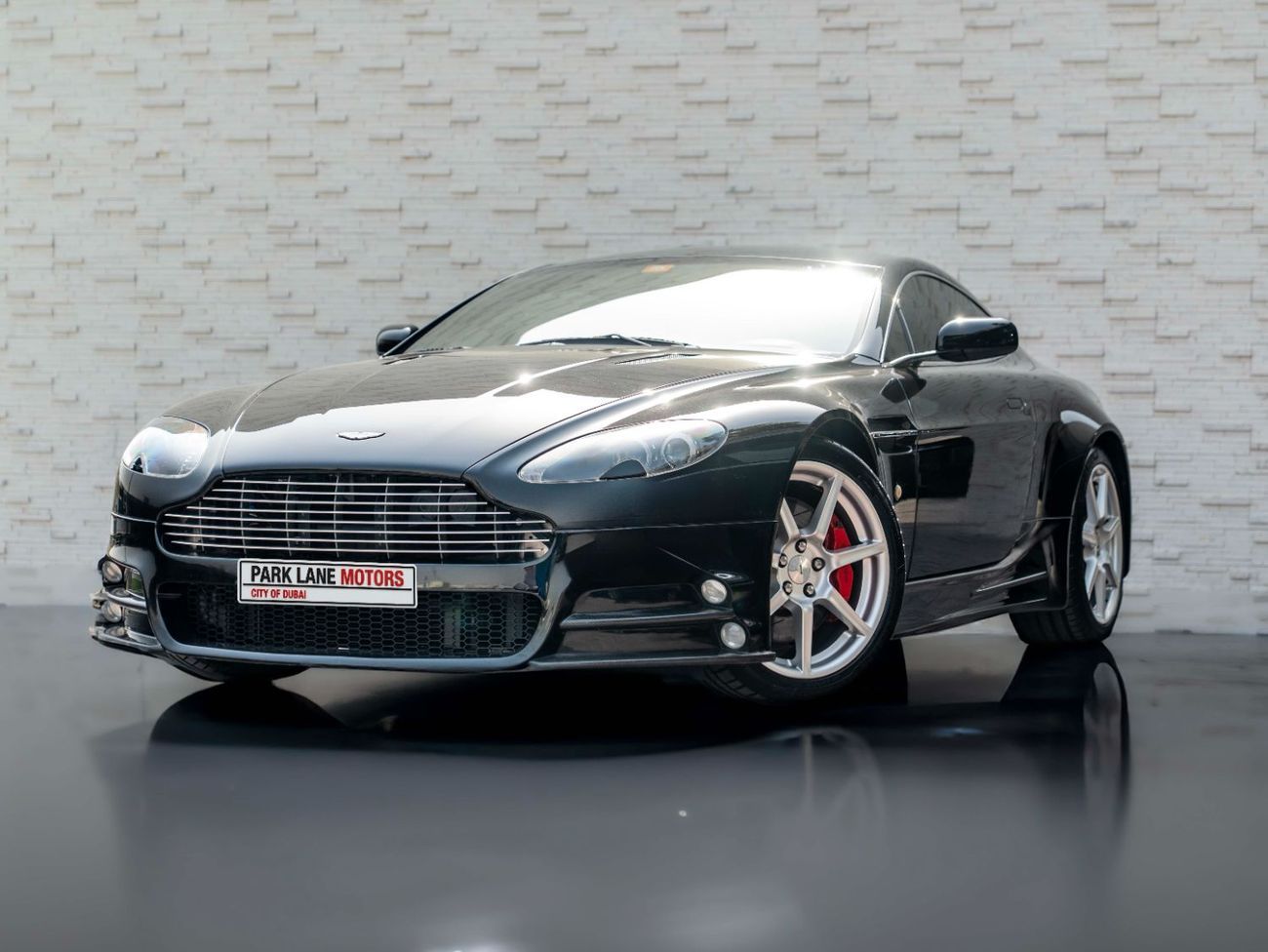 أستون مارتن فانتيج V8 Standard