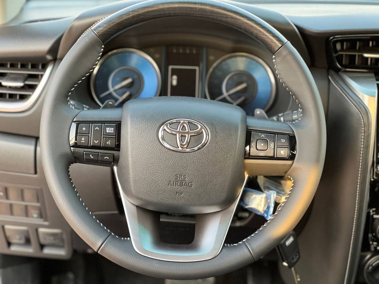 Toyota Fortuner VXR VX 4.0L PTR A/T // 2025 // MID OPTION WITH DVD&BACK CAMERA , CRUISE CONTROL // SPECIAL OFFER //