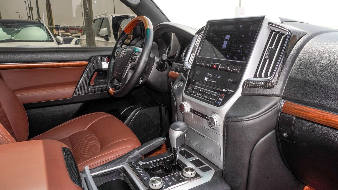 Toyota Land Cruiser VXR 5.7 L V8 with 2024 Body Kit