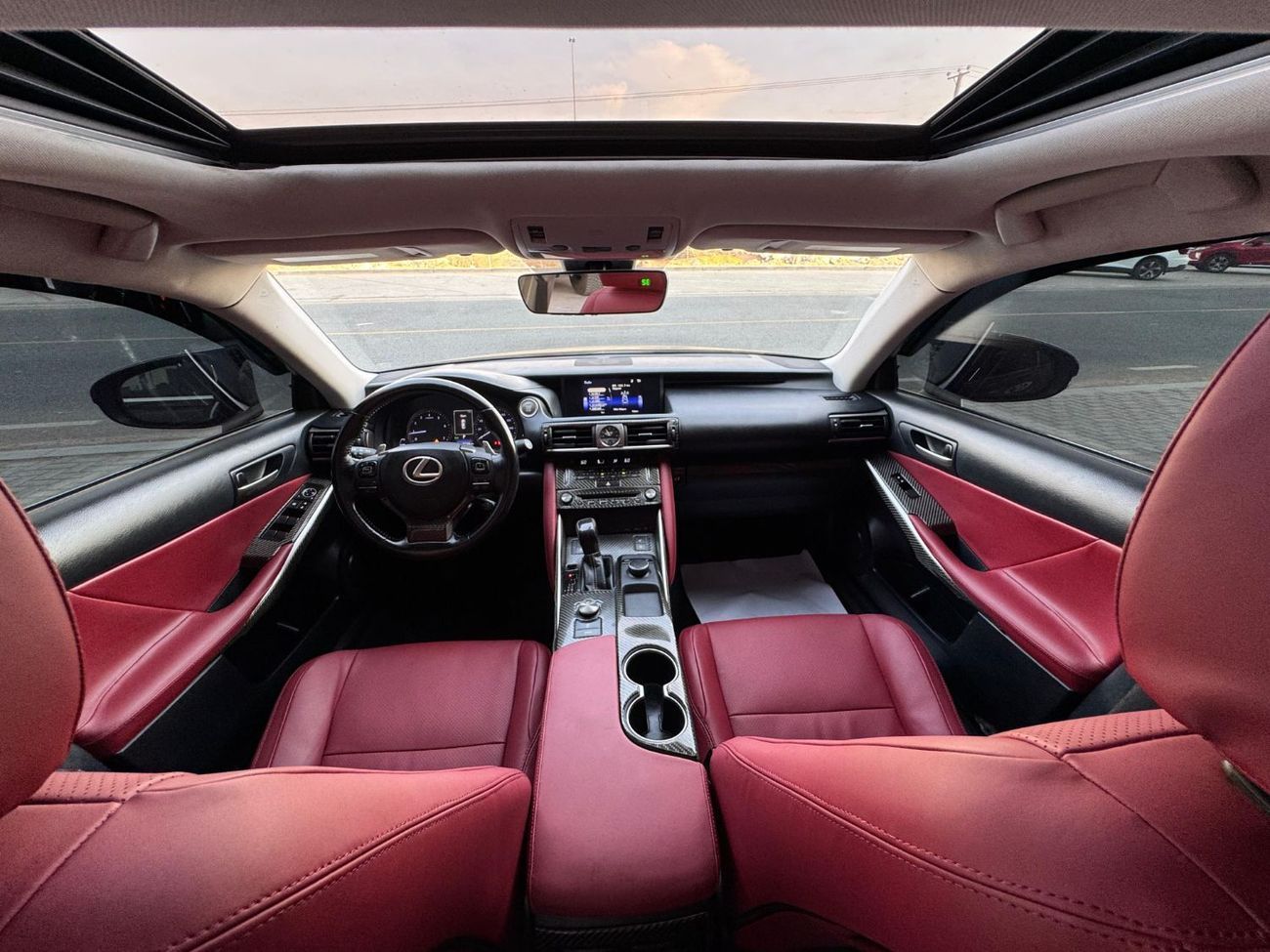 لكزس IS 350 محرك V6 سعة 3.5 لتر / طقم F-SPORT / استهلاك منخفض للموارد / رادار / قراءة المسار / مقاعد تبريد وتدفئ