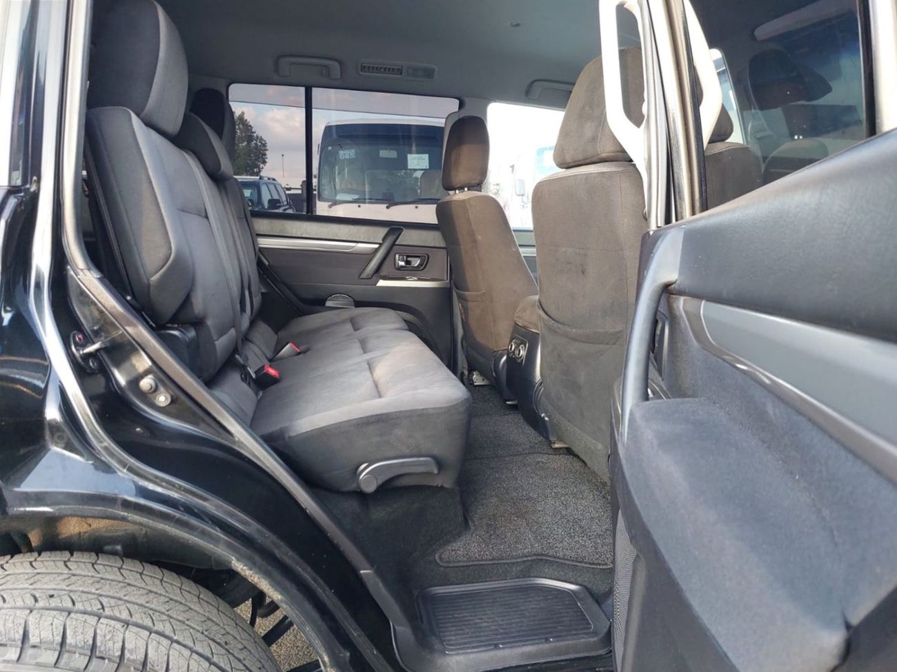 ميتسوبيشي باجيرو MITSUBISHI PAJERO SUV RHD 2012 MODEL 3.2 L DIESEL AUTOMATIC(PM01286)