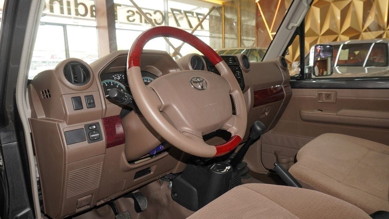 تويوتا لاند كروزر بيك آب LX 4.0L V6 M/T