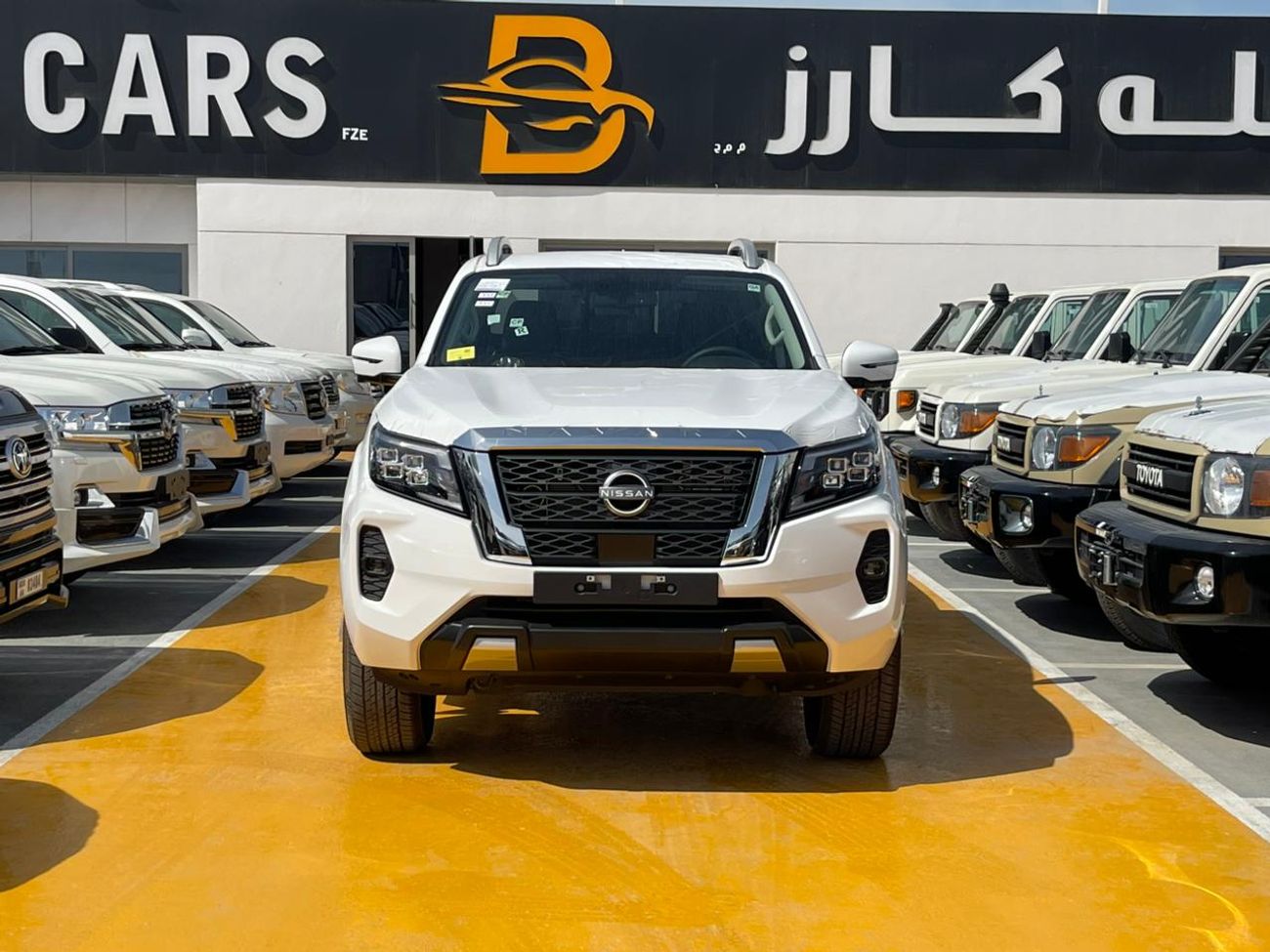 Nissan Navara Std 2.5L 4WD M/T Nissan Navara Double Cab  2.5L Petrol 4WD 5 Seater MT White