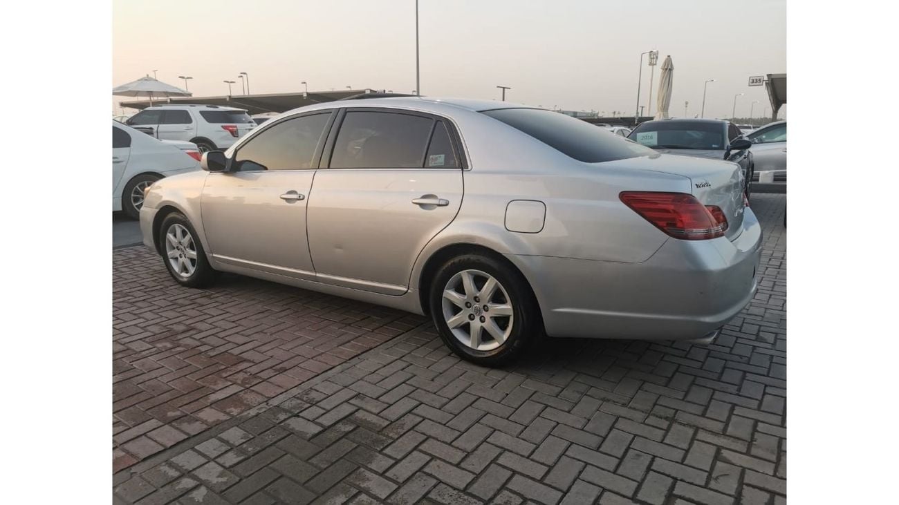 تويوتا افالون حالة ممتازة جدا من الداخل و الخارج