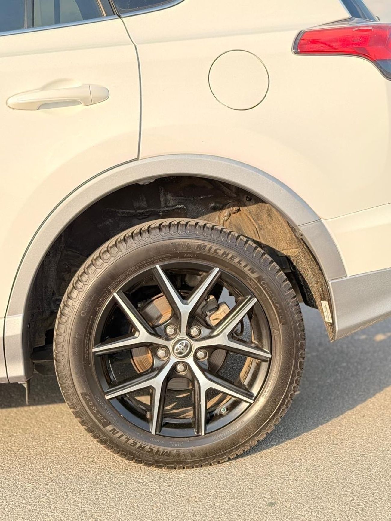 تويوتا راف ٤ SE 2.5L Full option Sunroof, leather 2017