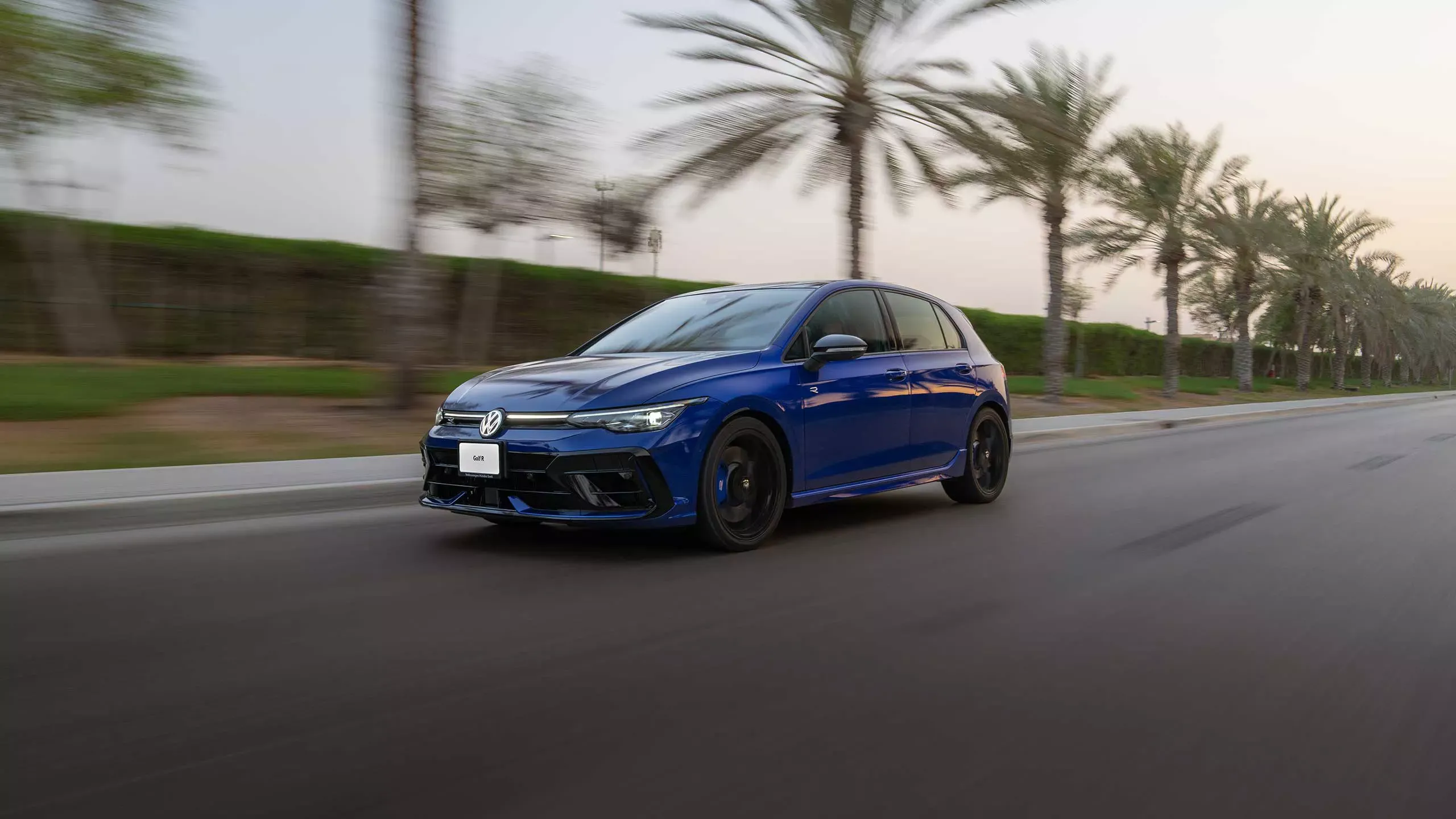 Volkswagen Golf R exterior - Front Left Profile