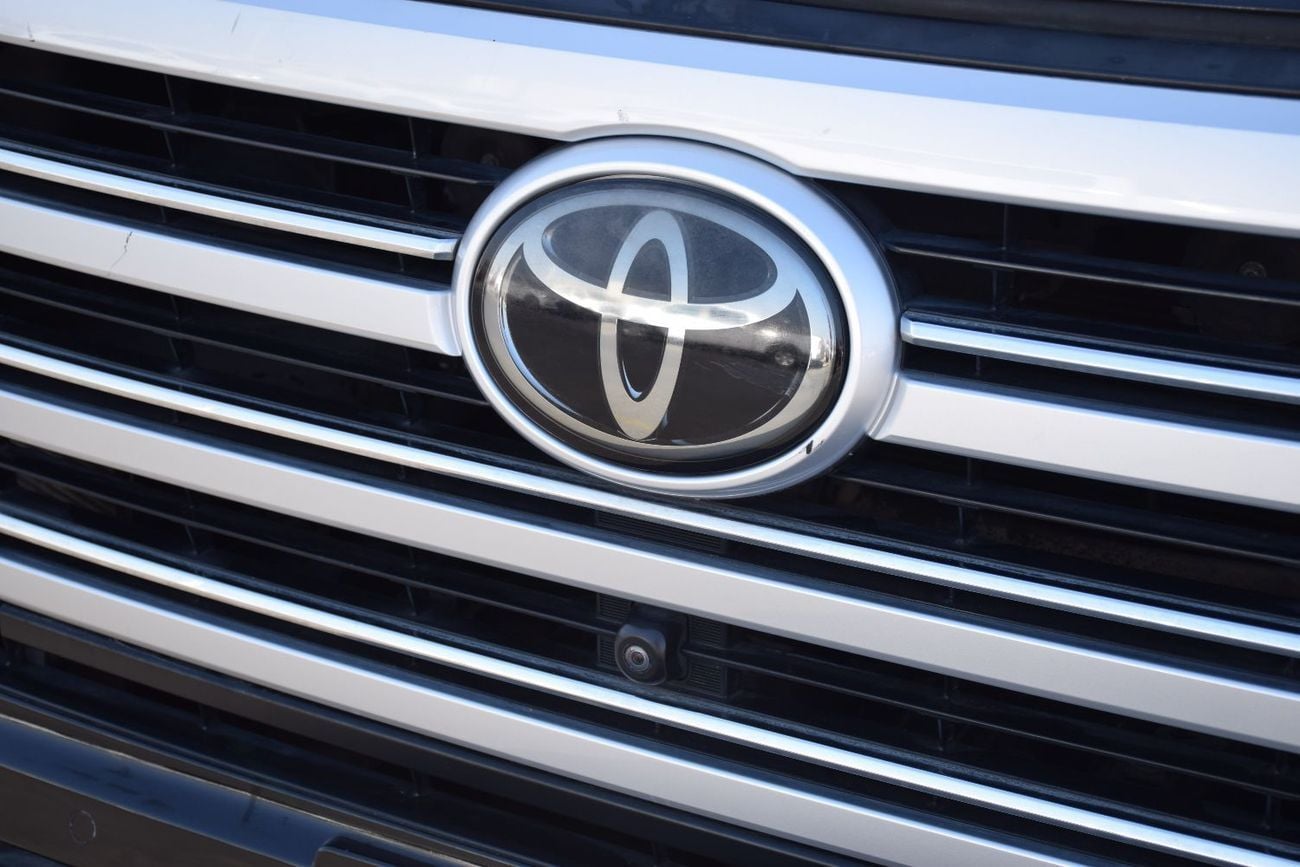 تويوتا لاند كروزر VXR VX 3.3L 6 Cylinder Diesel 4x4 (Right Hand Drive)
