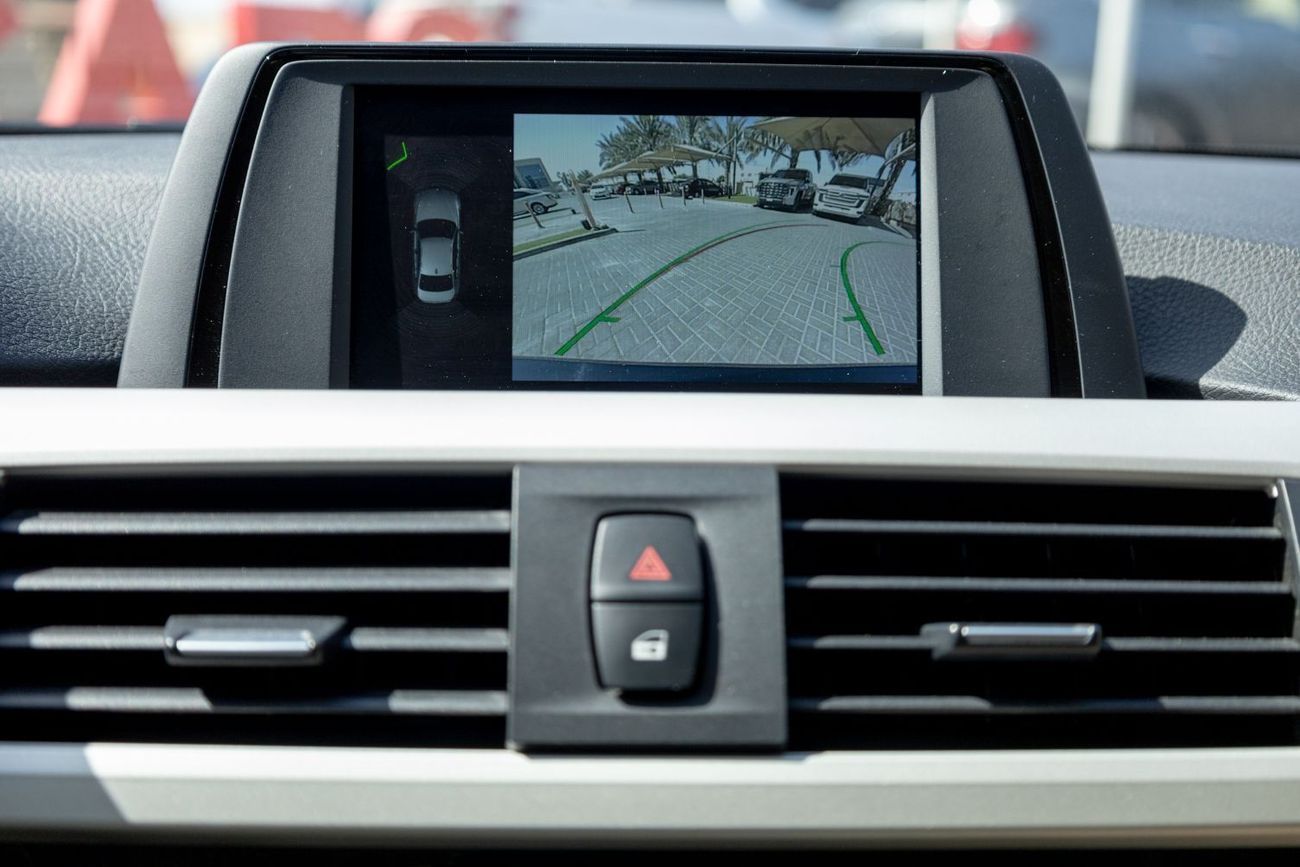 BMW 318i BMW 318i Executive 2018 GCC under Warranty with Flexible Down-Payment.