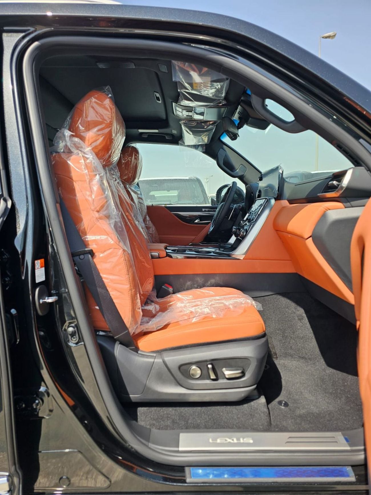 لكزس LX 700h VIP لكزس LX700 بمقاعد هجينة || كاملة المواصفات | بنزين، محرك V6 سعة 3.5 لتر، دفع رباعي (الرمز L7V) أسود،