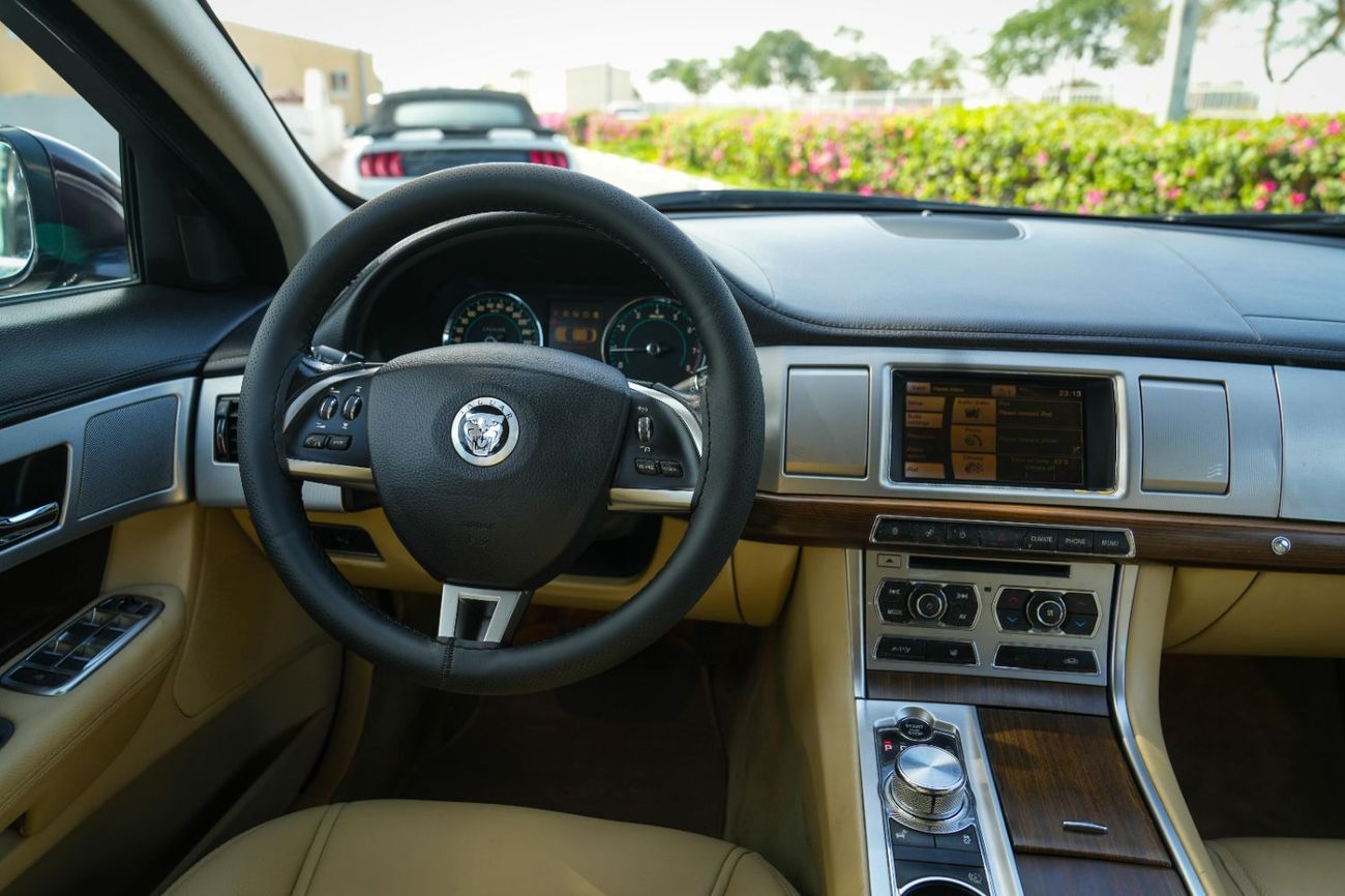 Jaguar XF 2013 LUXURY!! GCC SPECS!! FULL SERVICE HISTORY