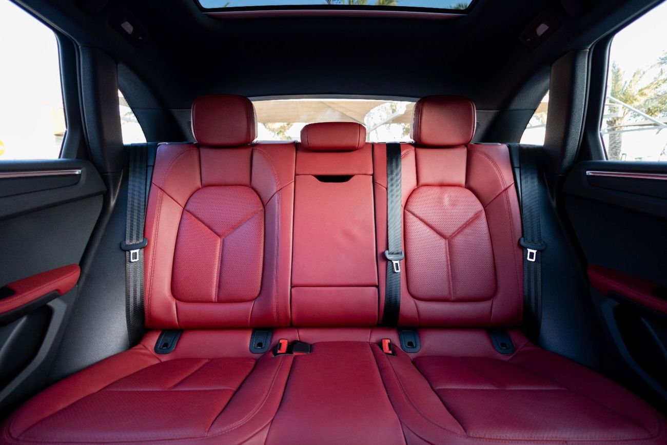 Porsche Macan Std 2.0L (252 HP) Porsche Macan 2024 GCC under Agency Warranty with Flexible Down-Payment.