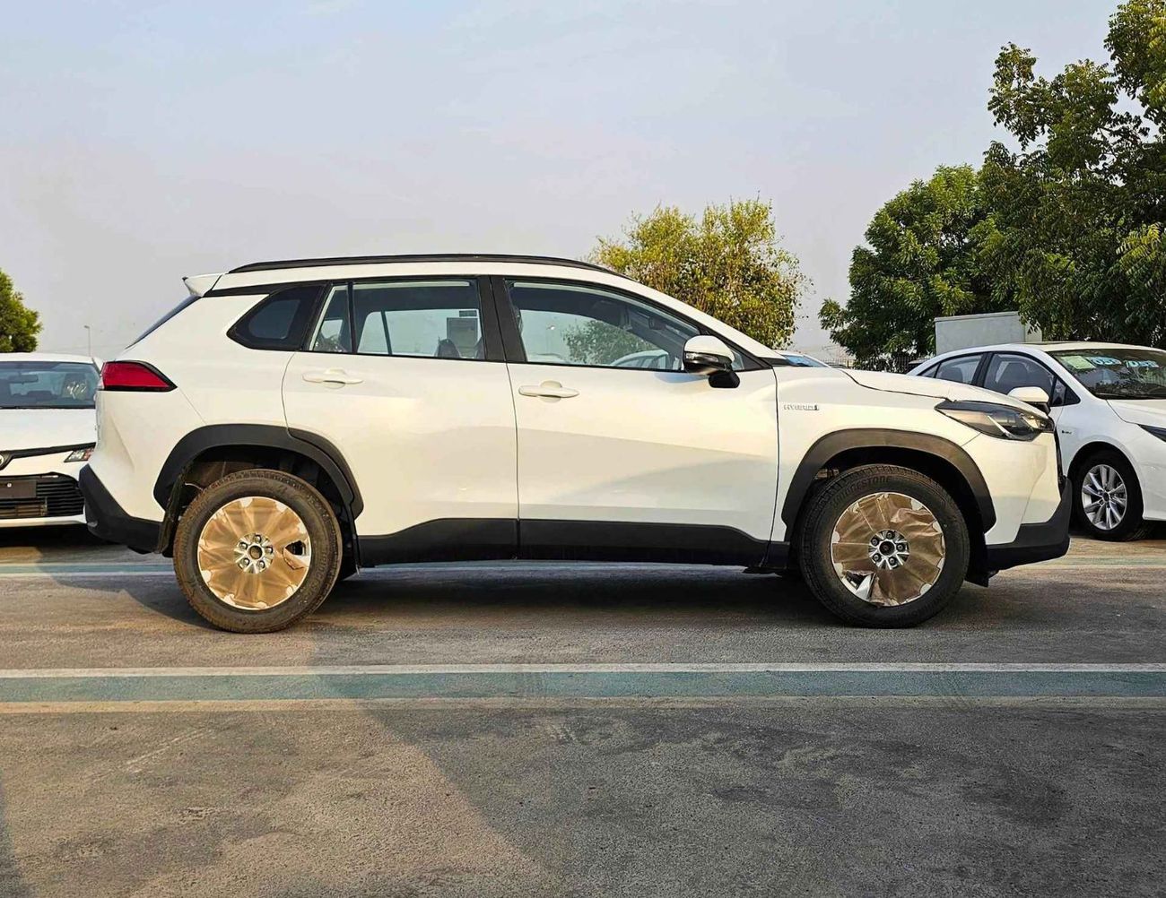 تويوتا كورولا كروس HYBRID /1.8L A/T / FULL OPTION / SUNROOF, LEATHER/ 17" ALLOY WHEELS/CODE#XLE