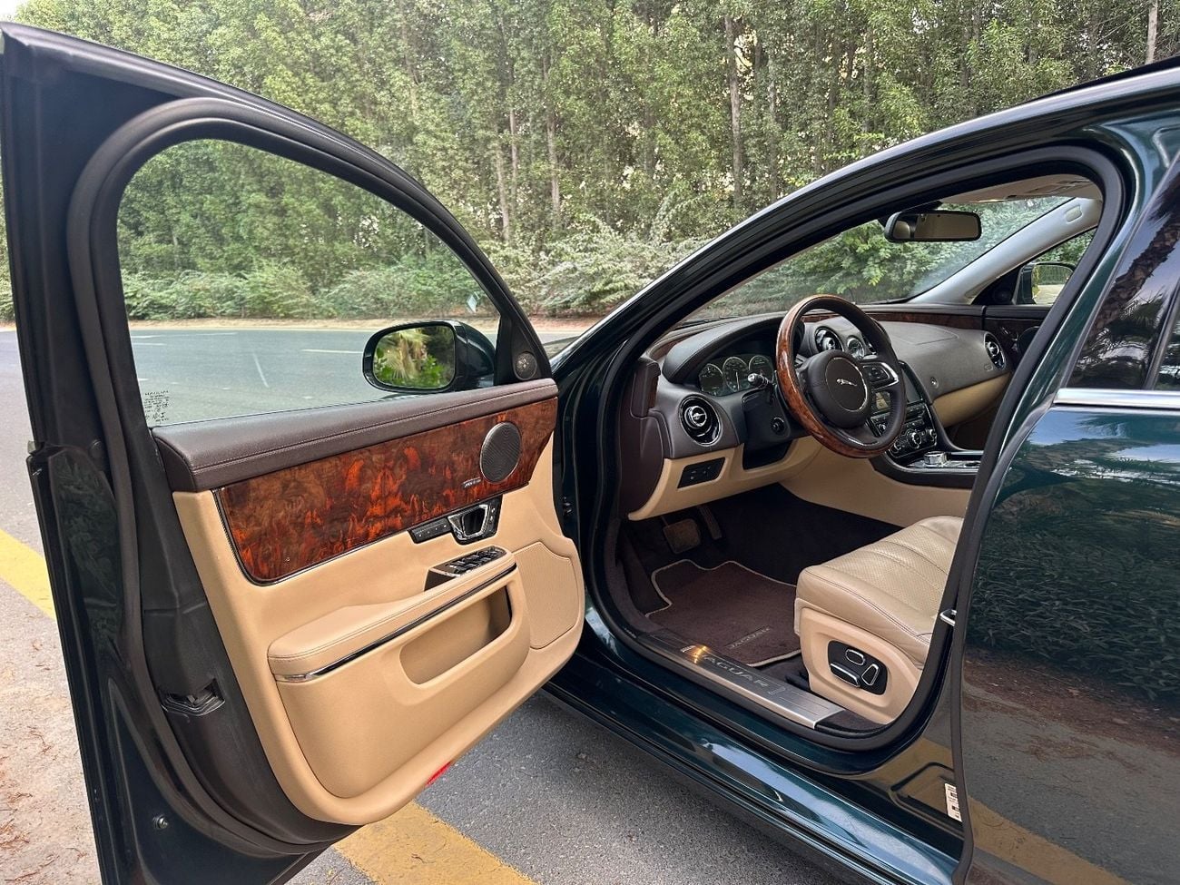 جاكوار XJL 3.0L V6 340 HP | 2014 | GCC Specs | Long Wheelbase Luxury Sedan | 125000 KM | Excellent Condition