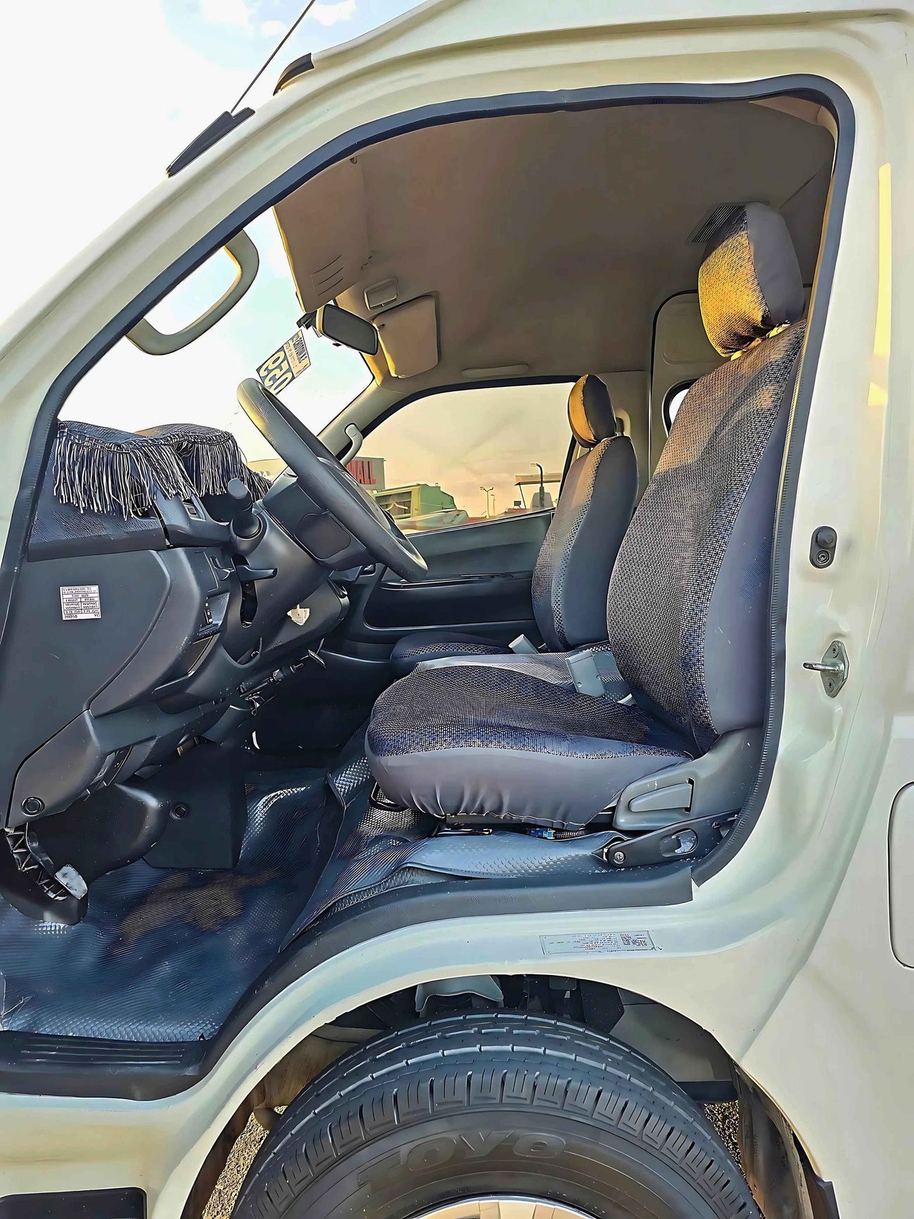 Toyota Hiace HIGHROOF/ PATROL MANUAL/ PASSENGER/ OLD SHAPE/ EXPORT ONLY/ LOT# 102310