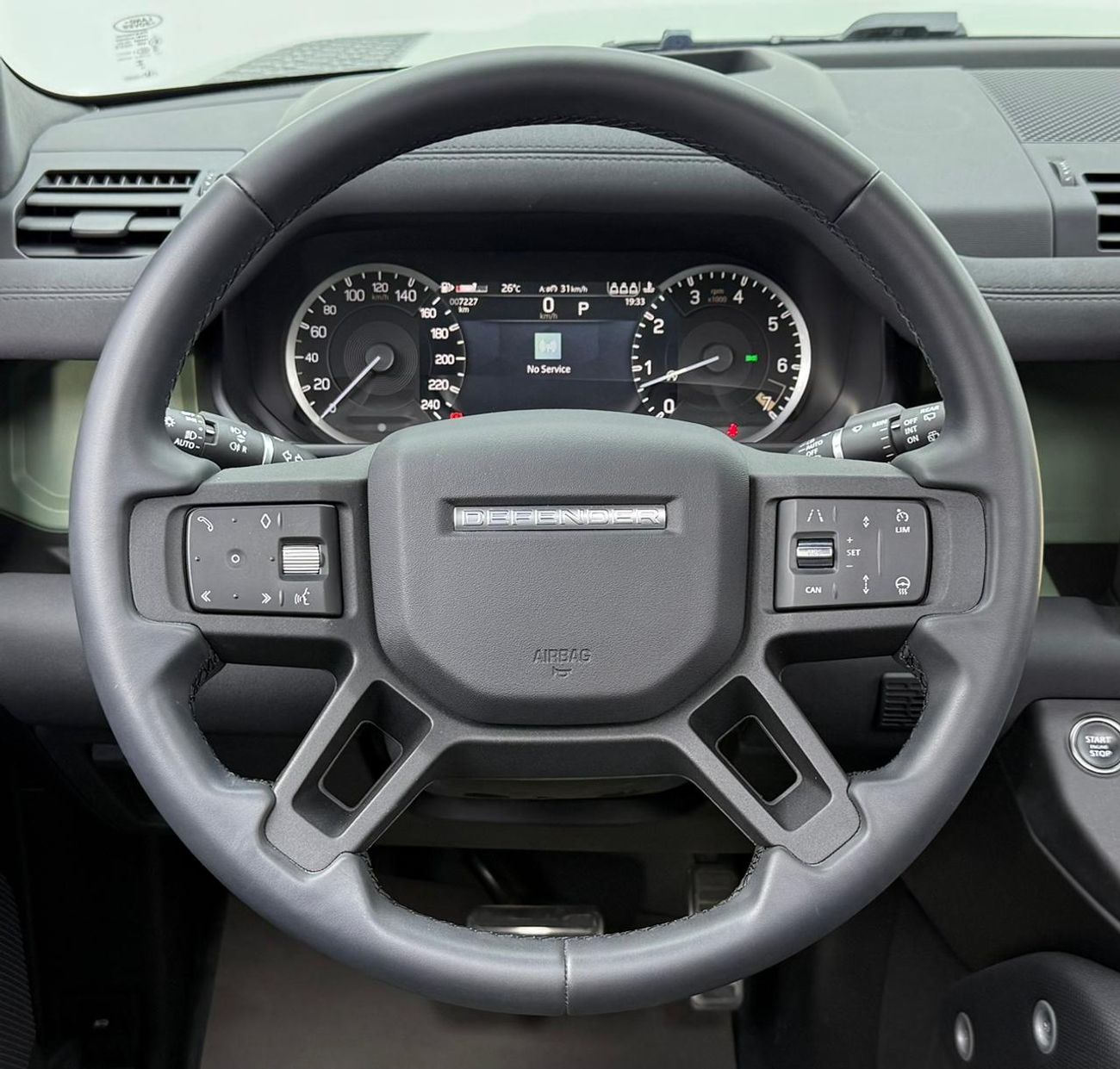 لاند روفر ديفندر 2023 Land Rover Defender P400 110 75th Anniversary, 2028 LR Warranty + Service Pack, Low Km, GCC