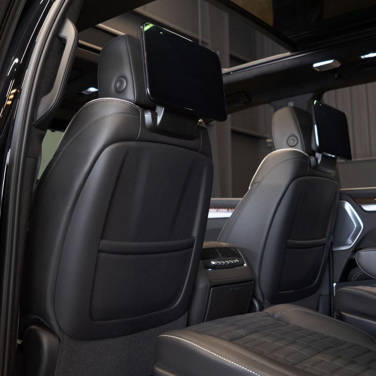 Cadillac Escalade Premium Luxury Platinum 6.2L AWD AED 10,349 P.M • 0% Downpayment • Escalade Premium Luxury Platinum