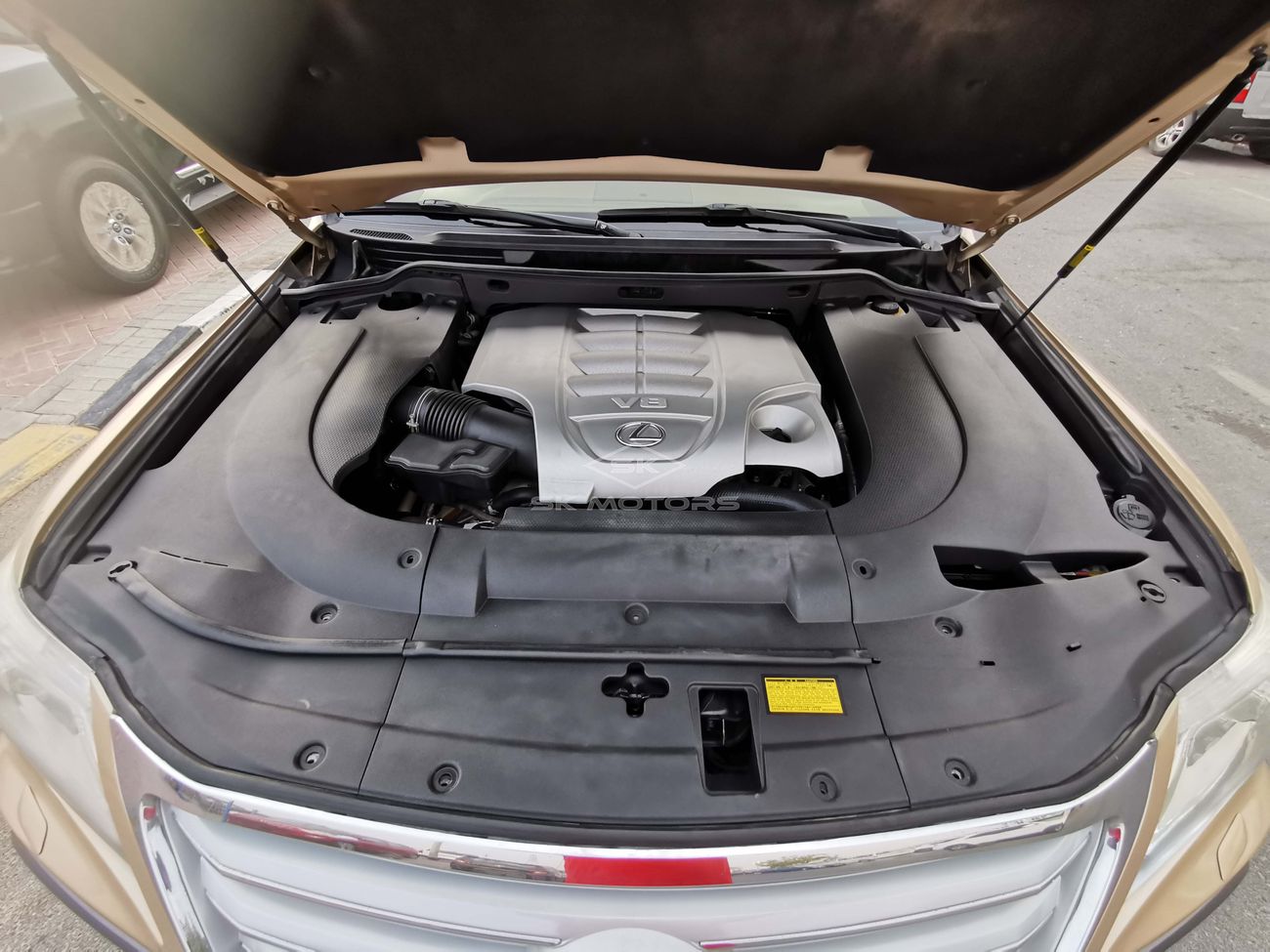 Lexus LX 570 5.7L, 20" Rims, Sunroof, Driver Memory Seat, Front Power Seats, Leather Seats, DVD (LOT # 797)