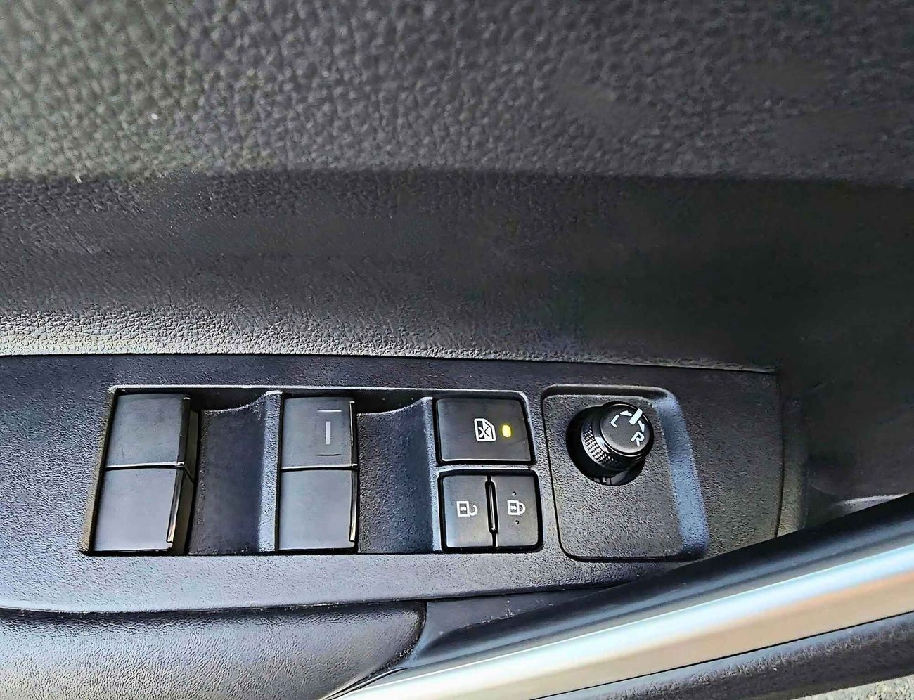 Toyota Corolla Cross 2.0L V4 HYBRID, PUSH START, MID OPTION WITH SUNROOF (CODE# 68014)