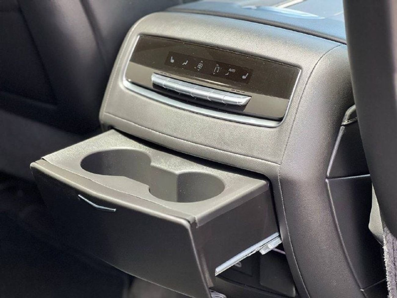 Cadillac Escalade Luxury 6.2L LUXURY PLATINUM 6.2L V8 PTR A/T // 2022 // FULL OPTION WITH RADAR , 360 CAMERA , HEADUP