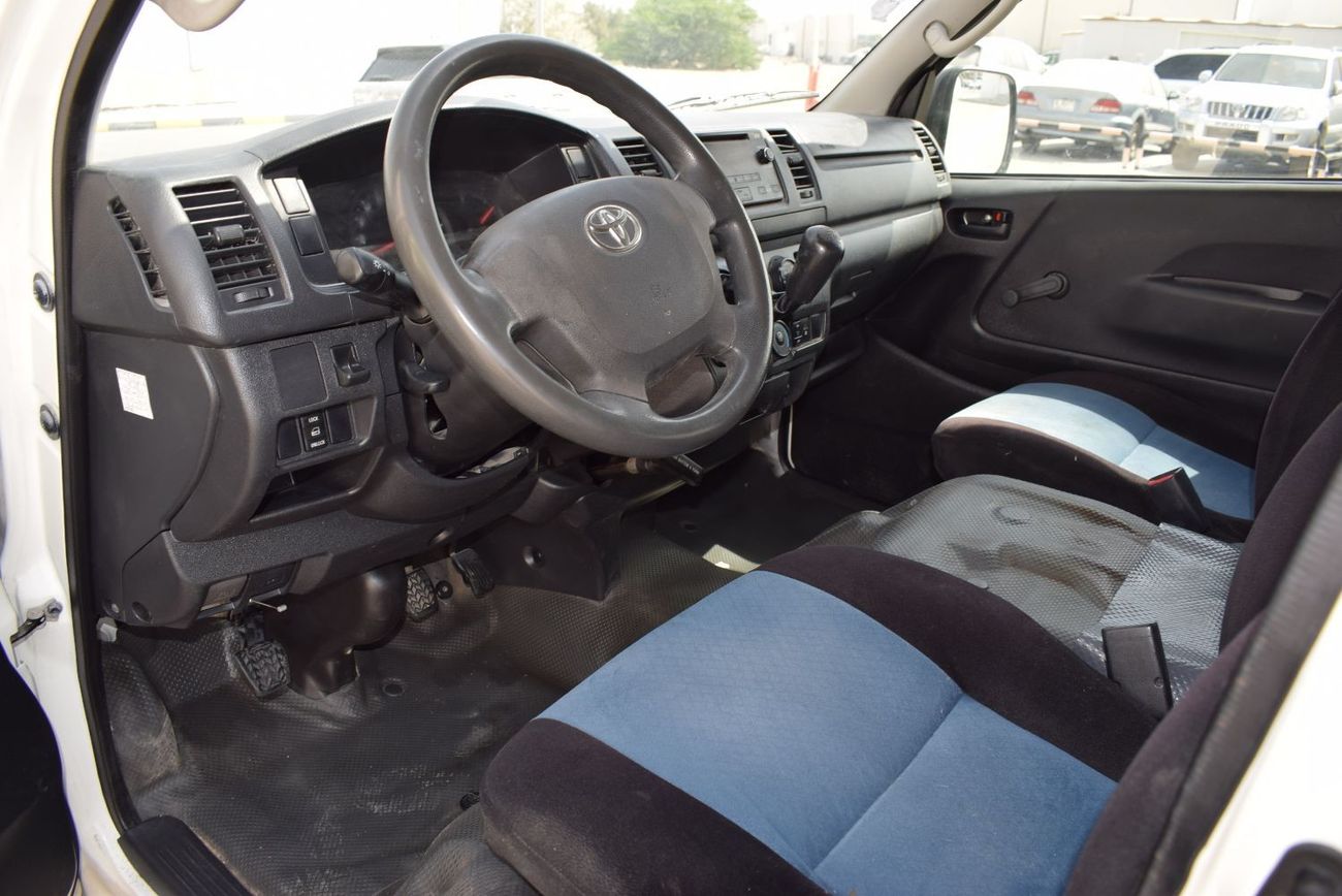 Toyota Hiace GL - Standard Roof Toyota Hiace 13 seat passenger van, model:2016. Excellent condition