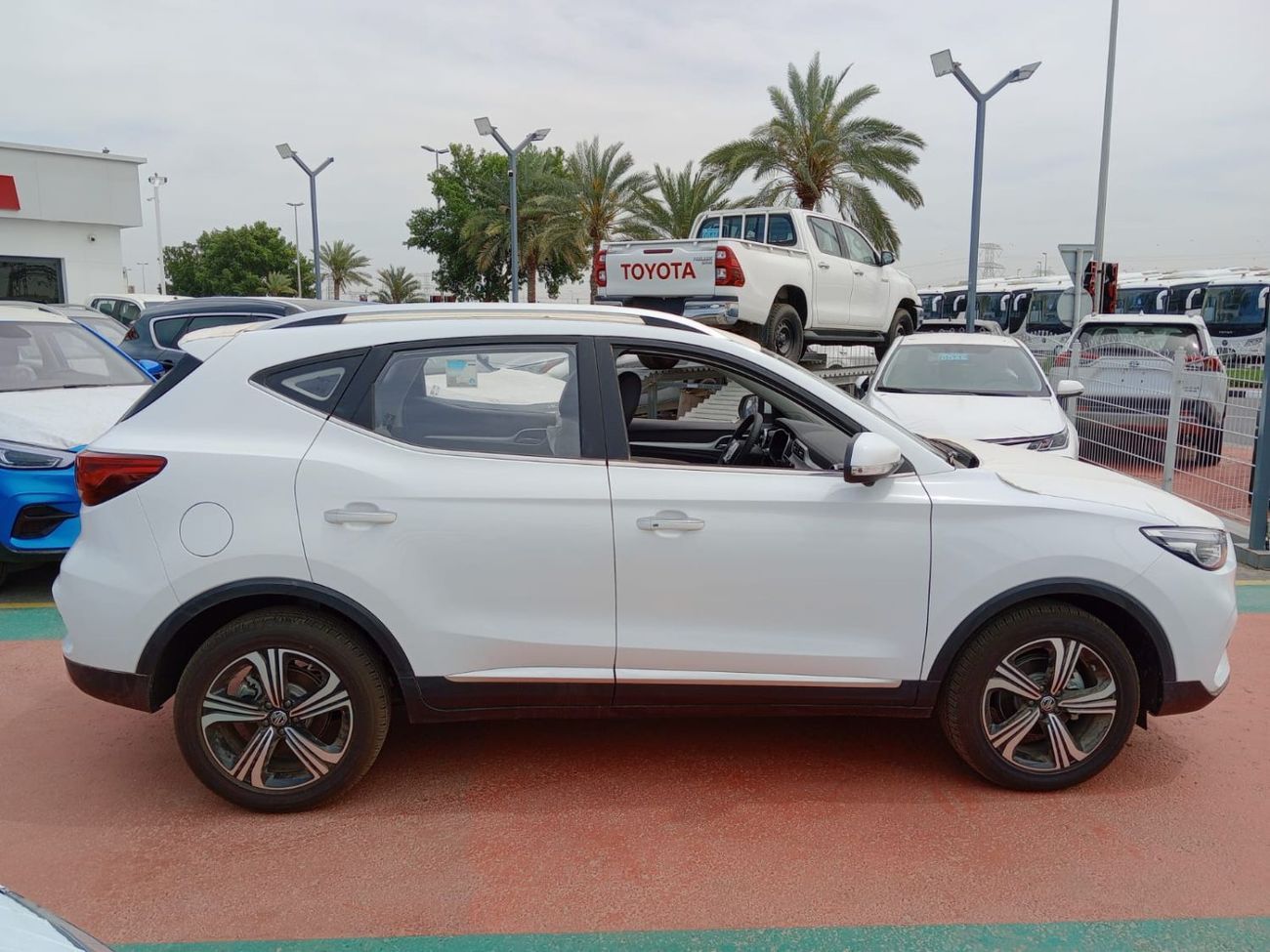 MG ZS MG ZS 2025  luxury 1.5L Petrol SUV FWD White color