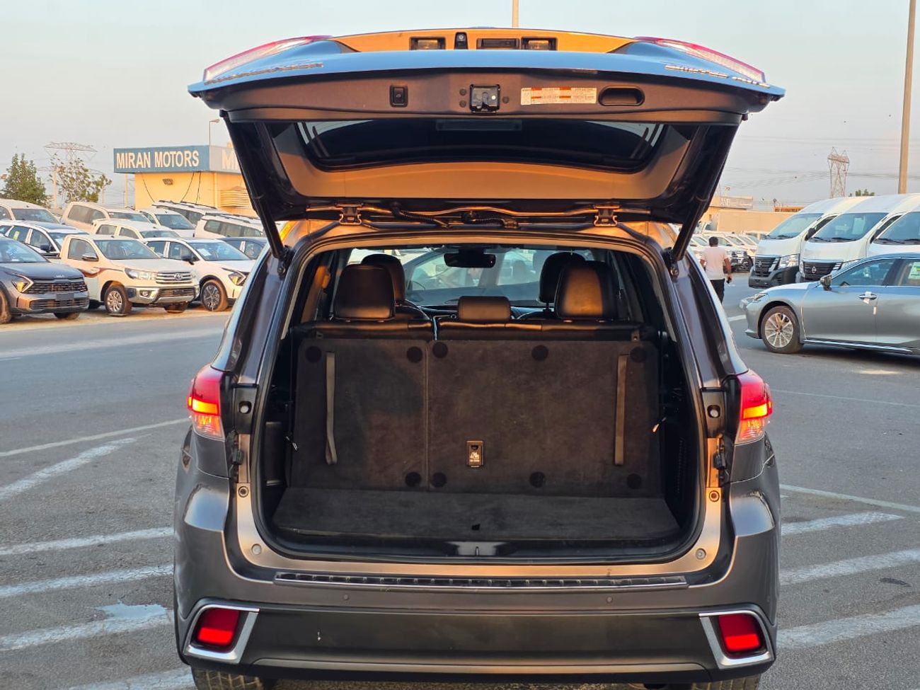 Toyota Highlander 2019 Model Limited Edition Sunroof , AWD, Push button and original leather