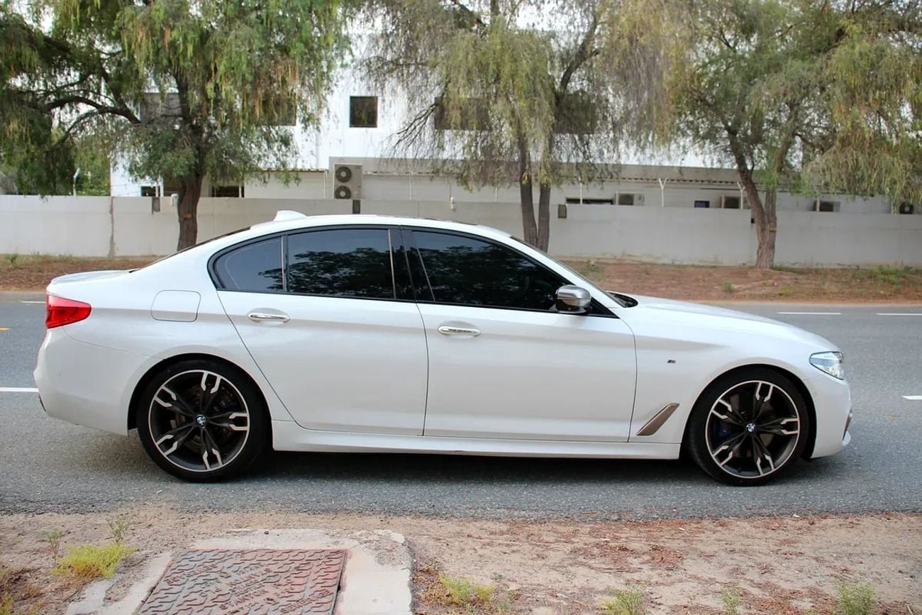 بي أم دبليو 550i M550i xDrive V8 | GCC Specs | Pristine Condition