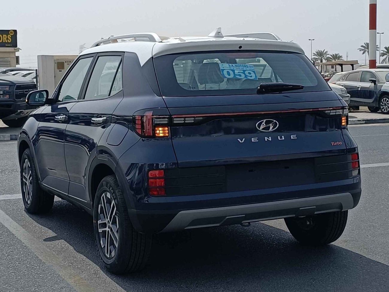 هيونداي فنيو QXI Premier Plus Turbo, 1.0L V4, Alloy Wheels, Sunroof (CODE # VEN10AF)