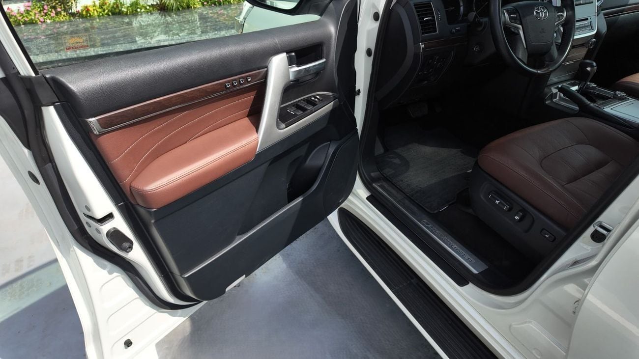 Toyota Land Cruiser VXR 5.7L 4WD TOYOTA LAND CRUISER VXR GRAND TOURING S 5.7L 4WD