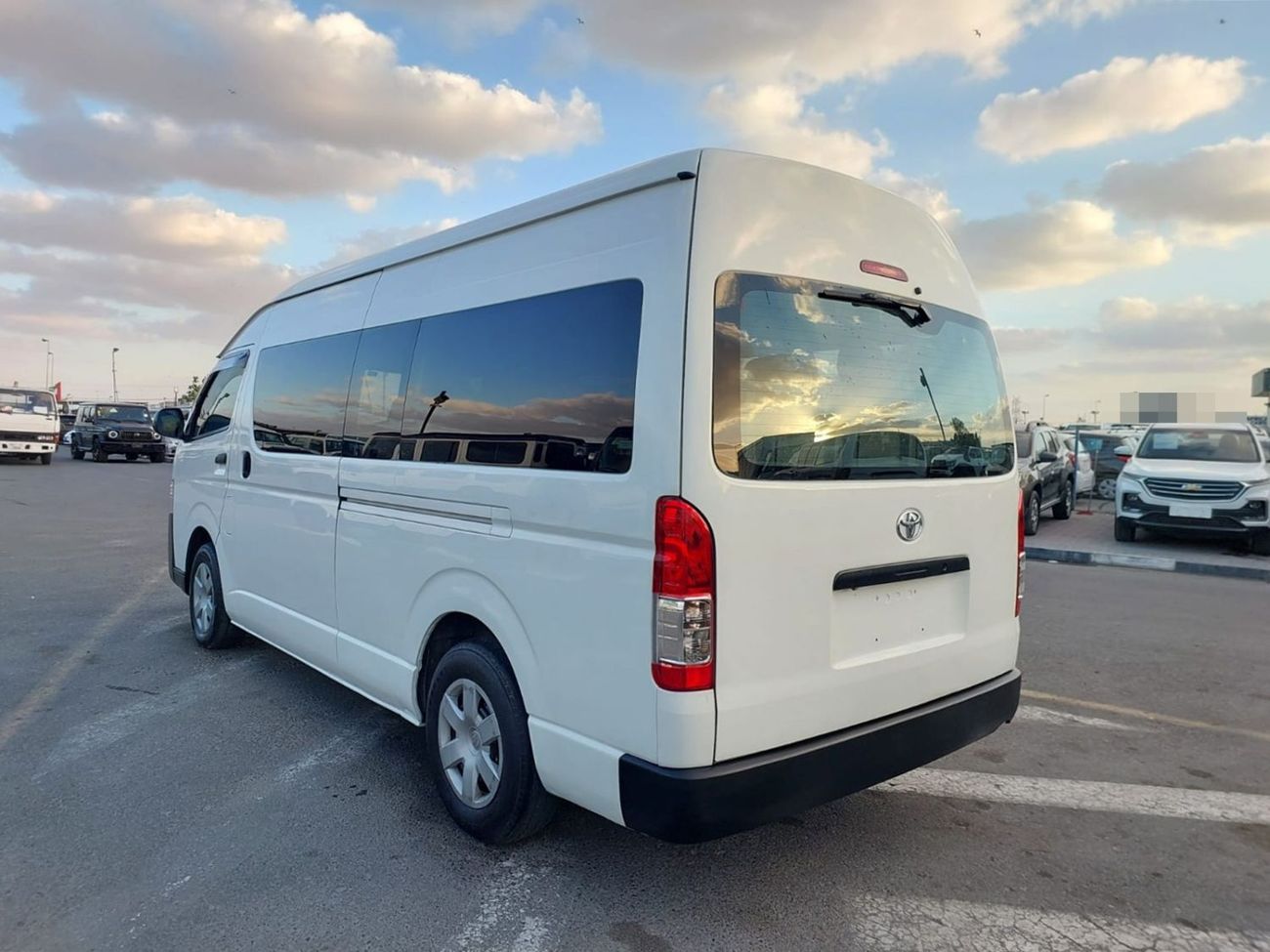 Toyota Hiace TOYOTA HIACE COMMUTER VAN RHD 2016 MODEL 3.0 L DIESEL AUTOMATIC(PM18509)