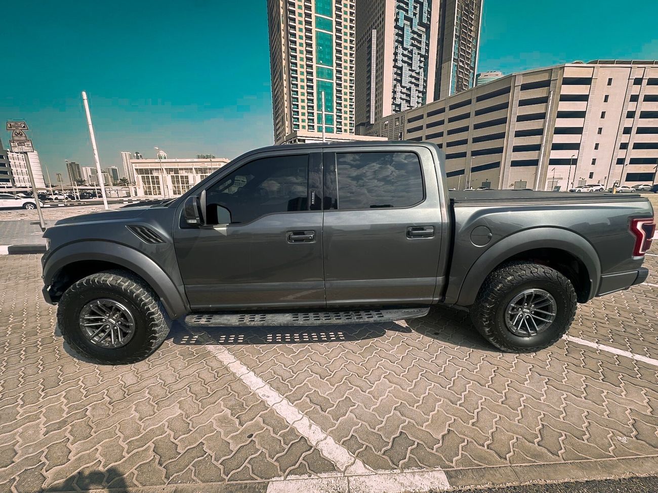 فورد إف-150 رابتور Ford F-150 Raptor (performance trim)	•	Engine: 3.5 L Twin-Turbo High-Output EcoBoost V6	•	Body optio