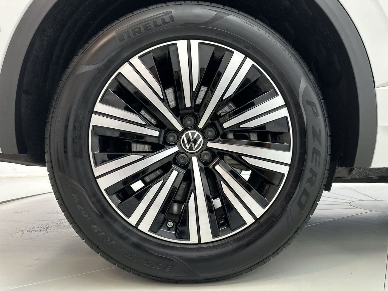 فولكس واجن طوارق 3.0T TL (340 HP) Touareg Elegance (Ref#02784) - 51,100 AED SAVINGS from New Car