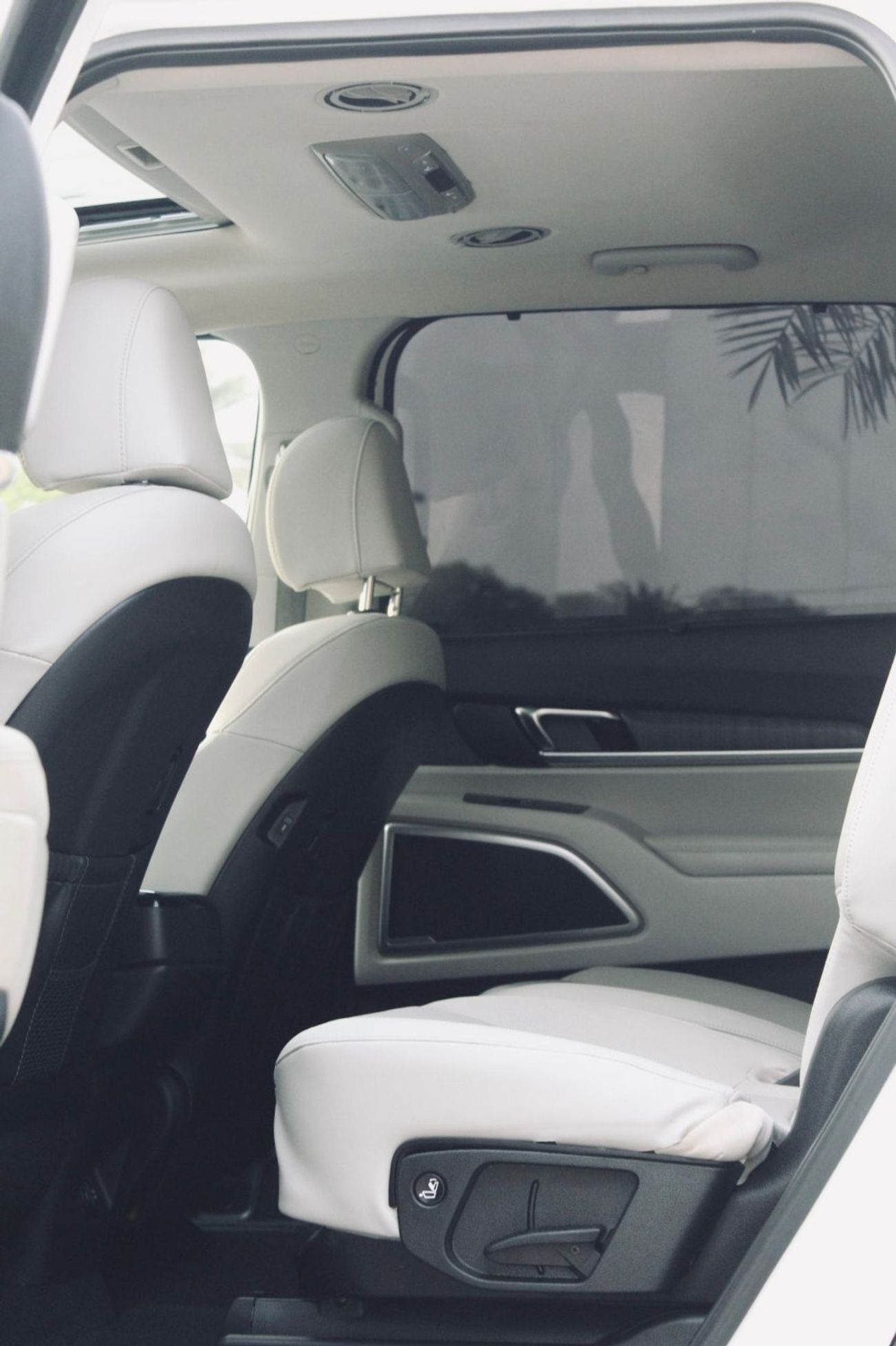 كيا تيلورايد The Kia Telluride is a popular 3-row, 7-8 seater midsize SUV, recognized for its luxurious, upscale 