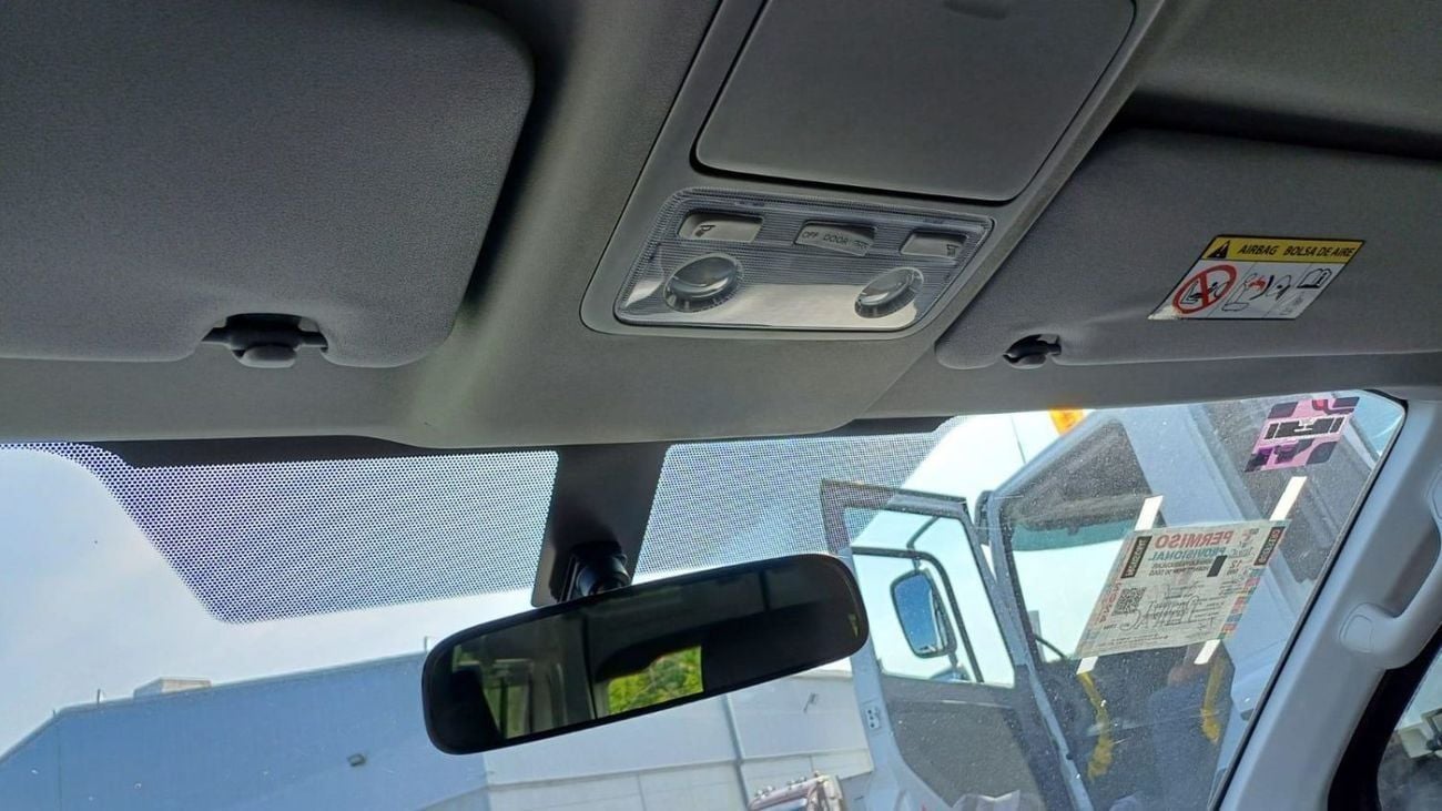 Toyota Hiace DLS - STD ROOF Van High Roof 2.8L (174 HP) M/T