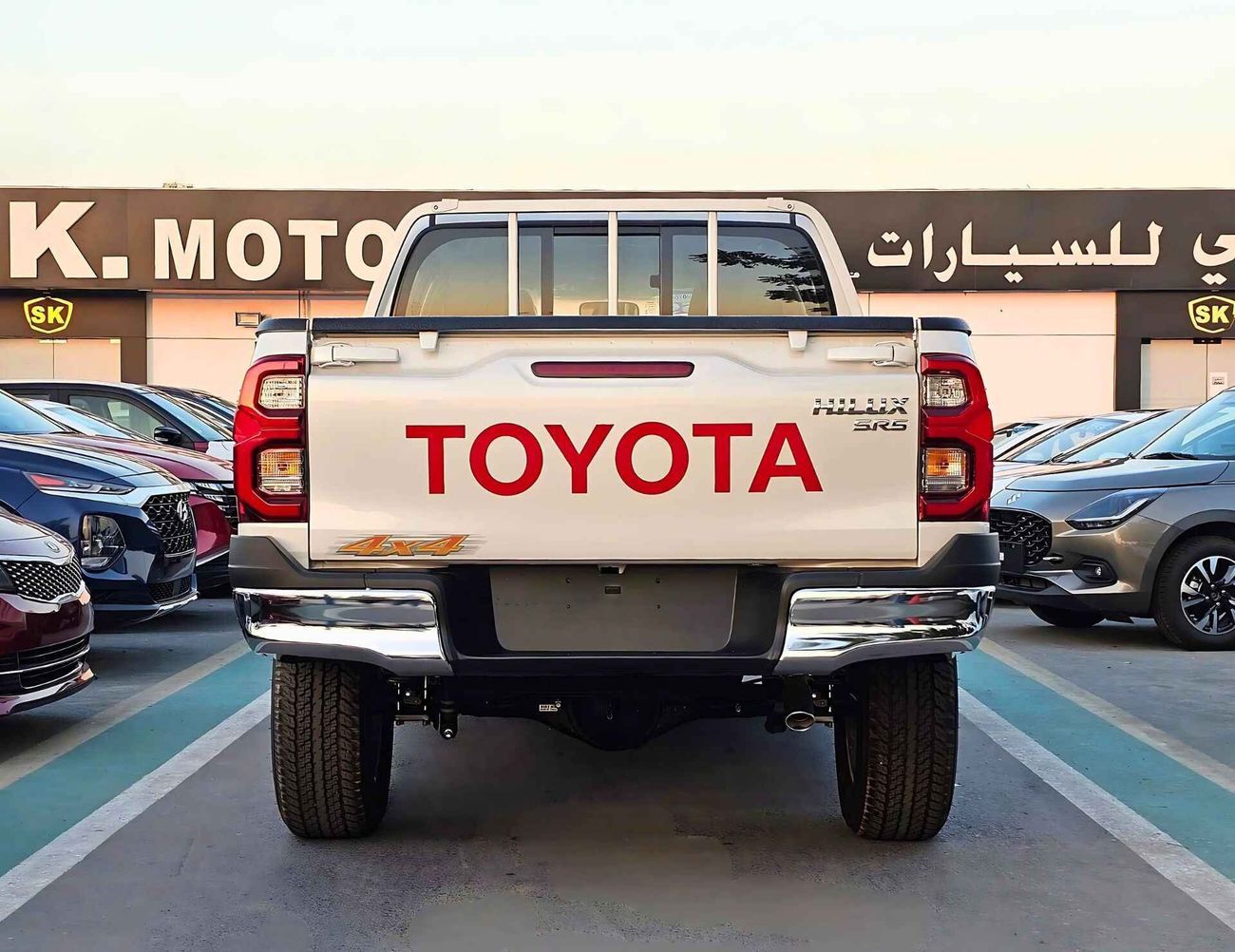تويوتا هيلوكس SR5 | 2.7L V4 PETROL | A/T | PUSH START | WOODEN PANEL | 4WD (C0DE # 69008)