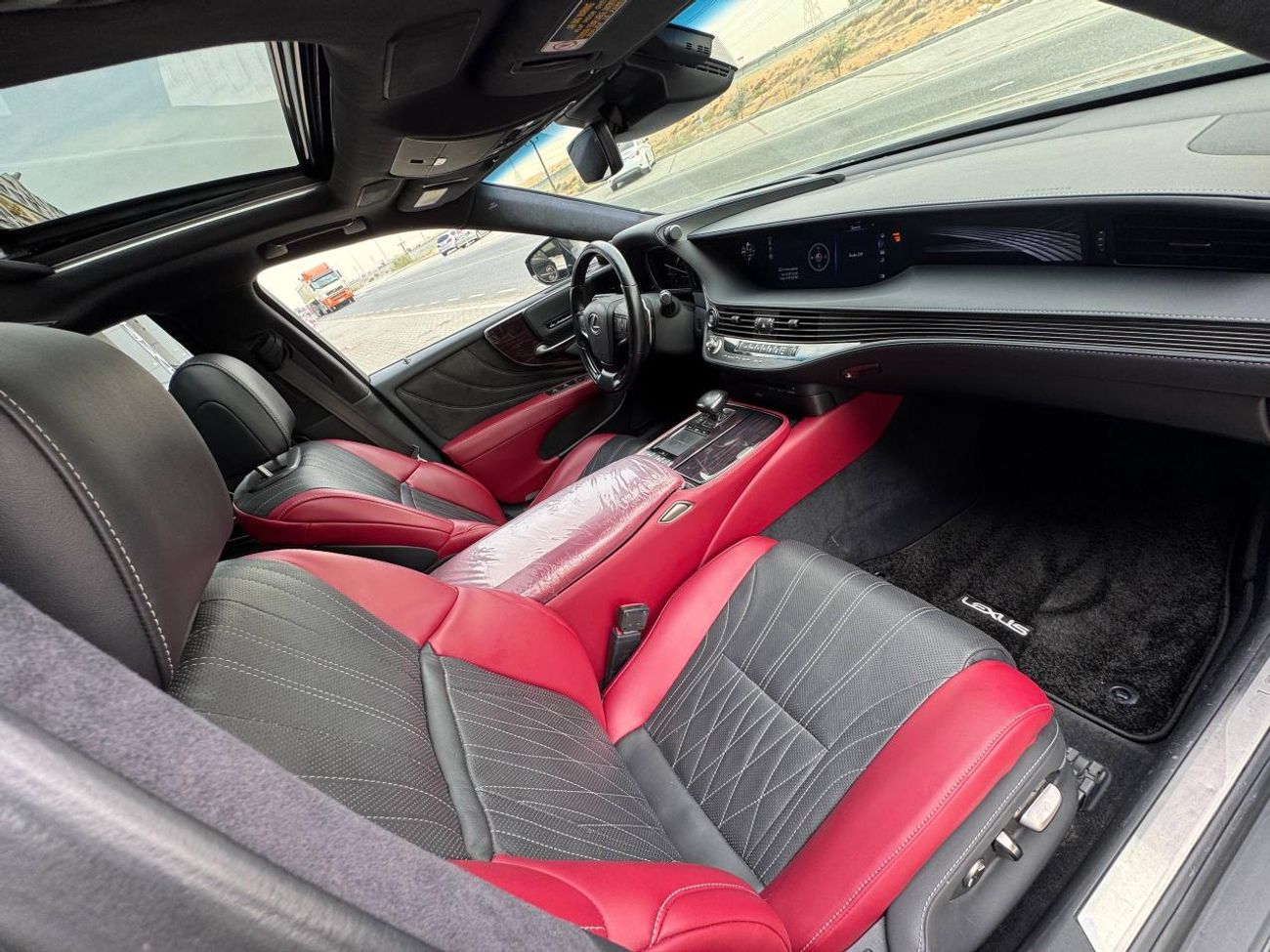 لكزس LS 500 محرك V6 سعة 3.5 لتر / أعلى المواصفات لكبار الشخصيات / كاميرات 360 درجة / تدليك لجميع المقاعد / بحالة