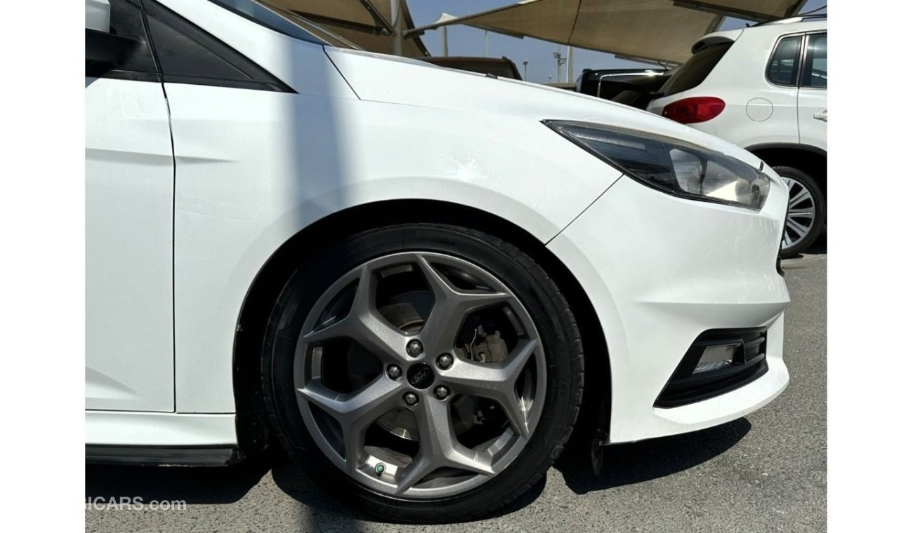 Ford Focus ST ACCIDENTS FREE - GCC - ORIGINAL PAINT - FULL OPTION - MANUAL GEAR - PERFECT CONDTION INSIDE OUT