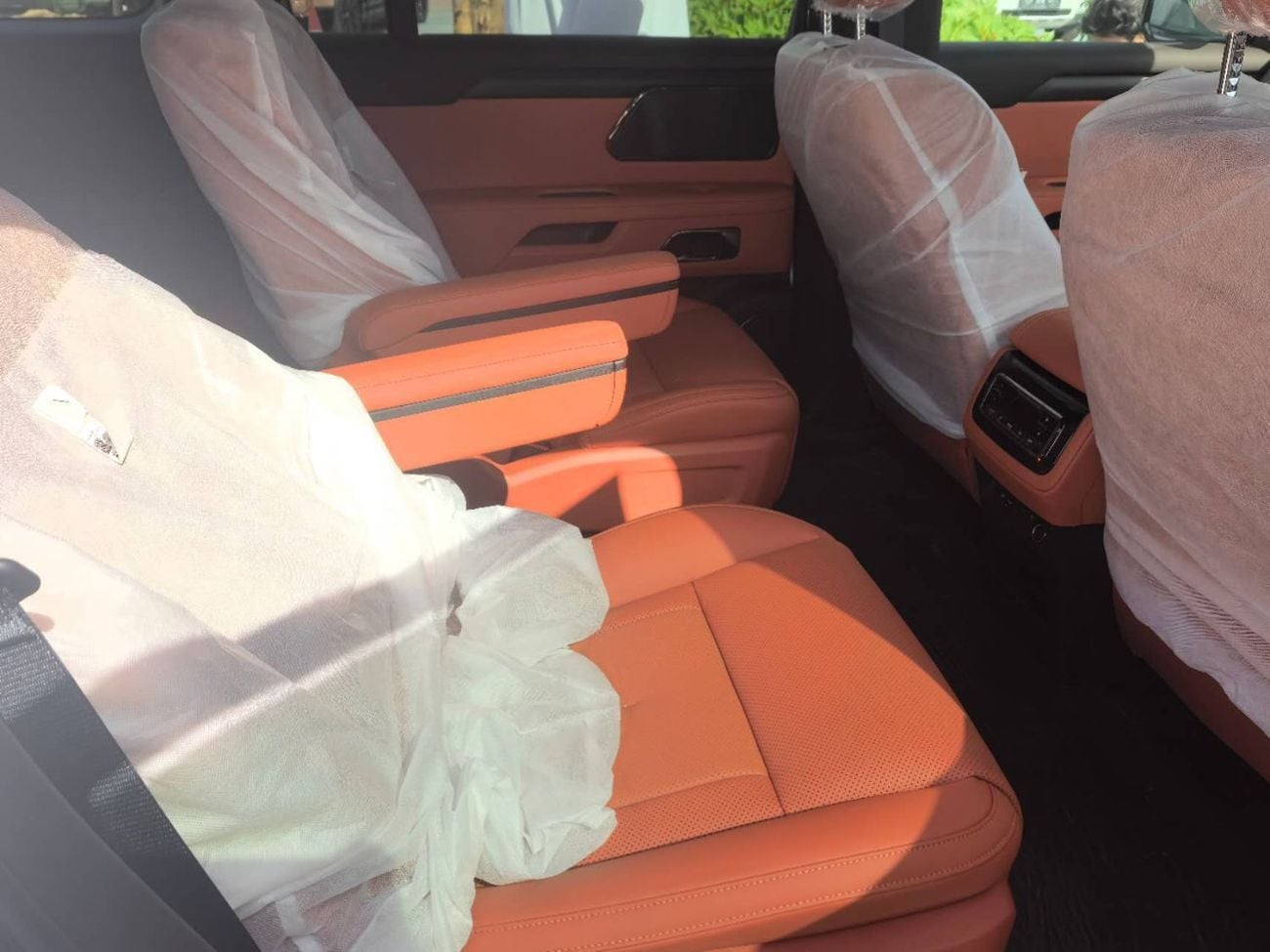 ROX 01  Rox01. White-orange 7seats