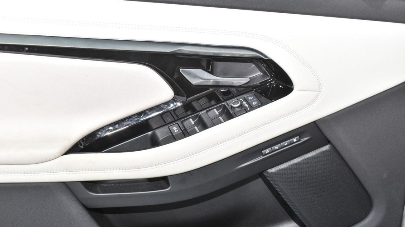 Land Rover Range Rover Evoque SE P250 R DYNAMIC 2023. FIVE YEARS WARRANTY!! THREE YEARS SERVICE CONTRACT